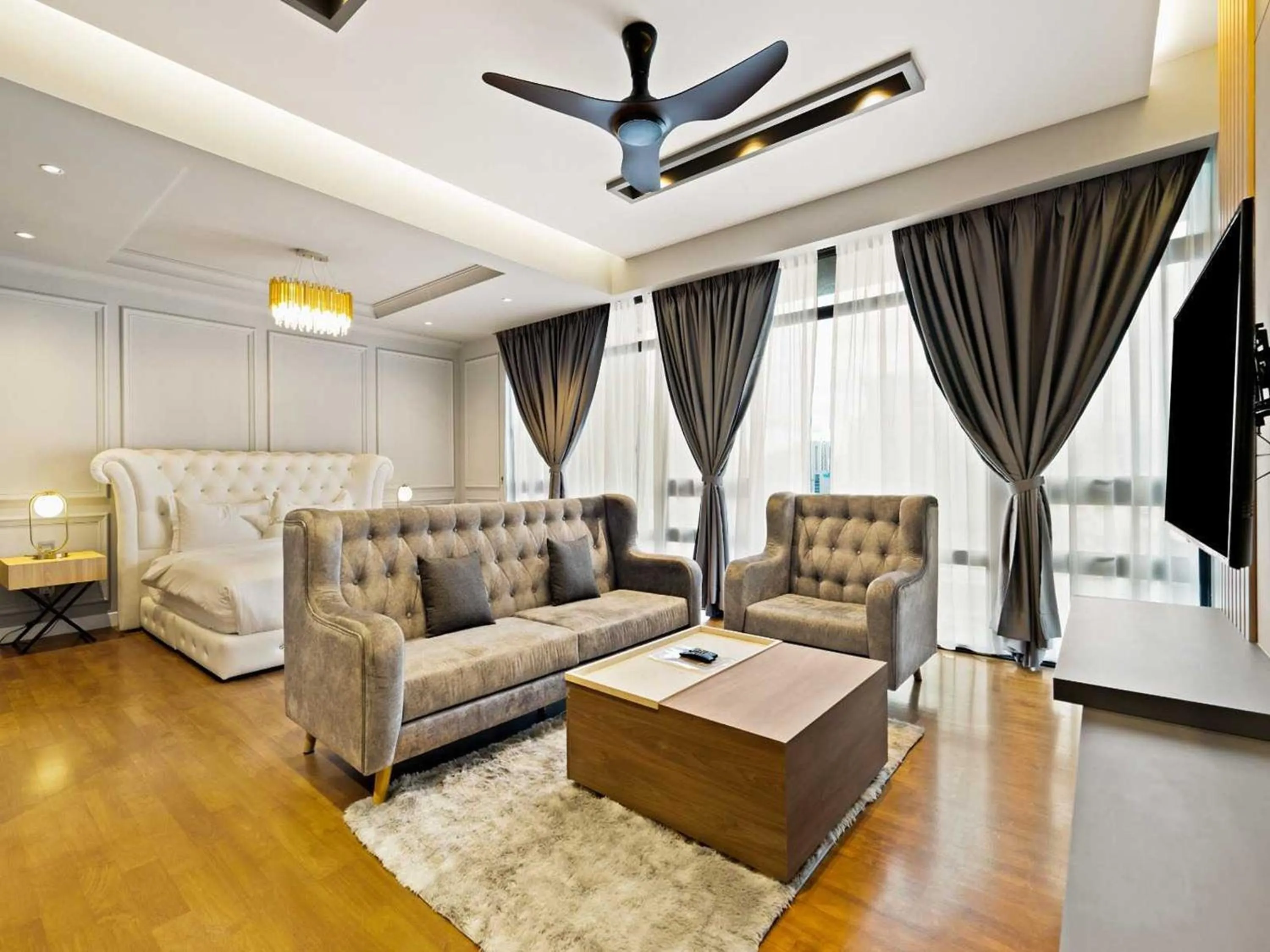 Seating area in Leo Guesthouse at Anggun Residence Suite