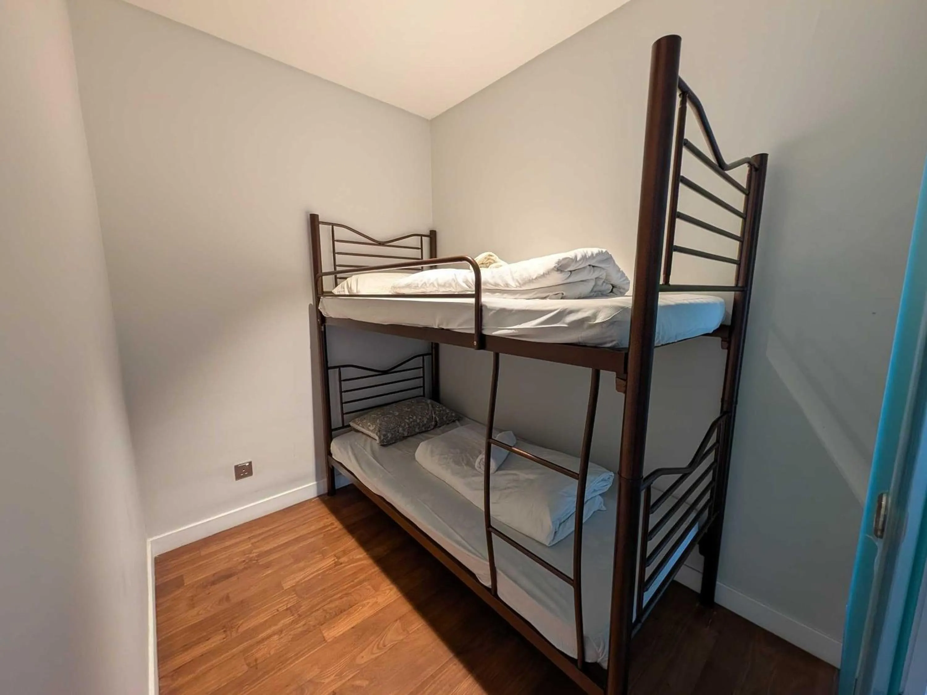 Bed in Leo Guesthouse at Anggun Residence Suite