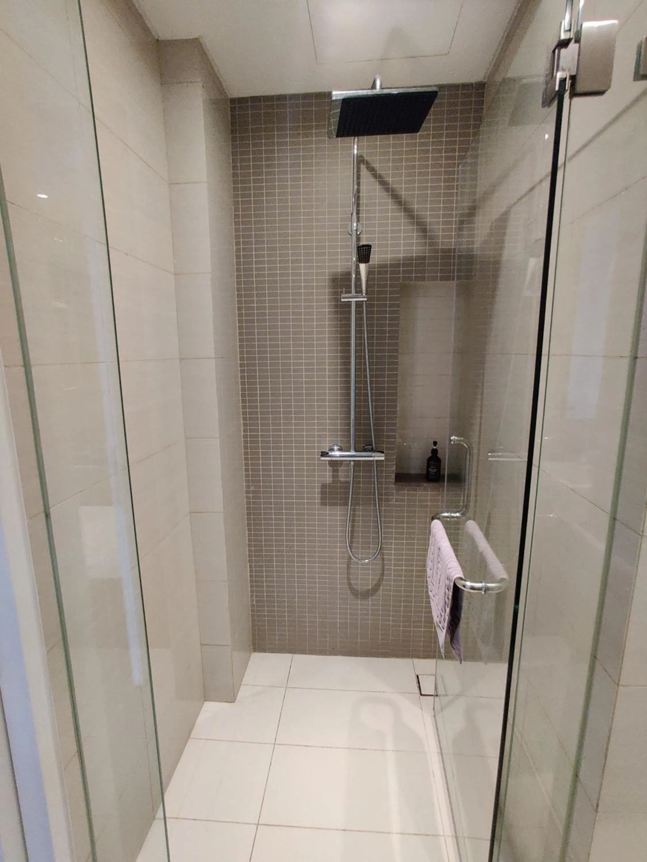 Bathroom in Leo Guesthouse at Anggun Residence Suite