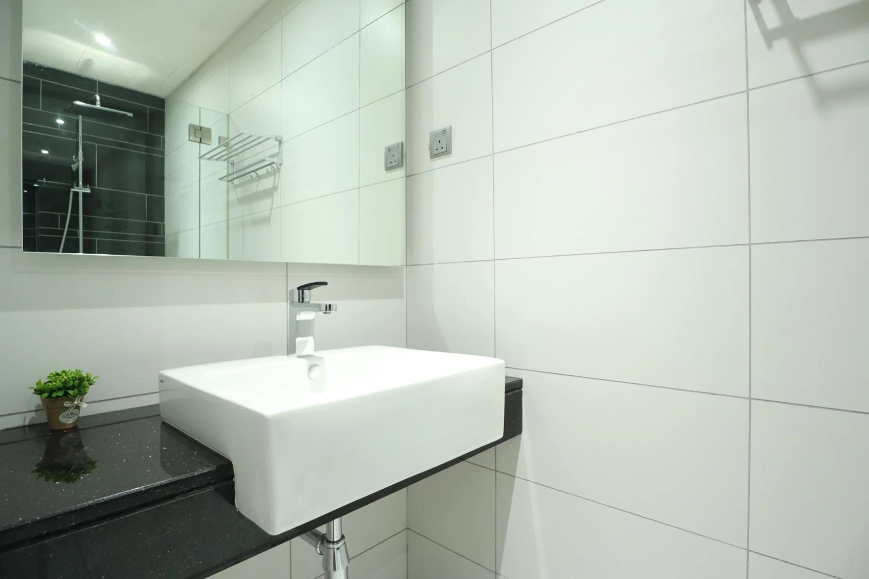 Bathroom in Leo Guesthouse at Anggun Residence Suite