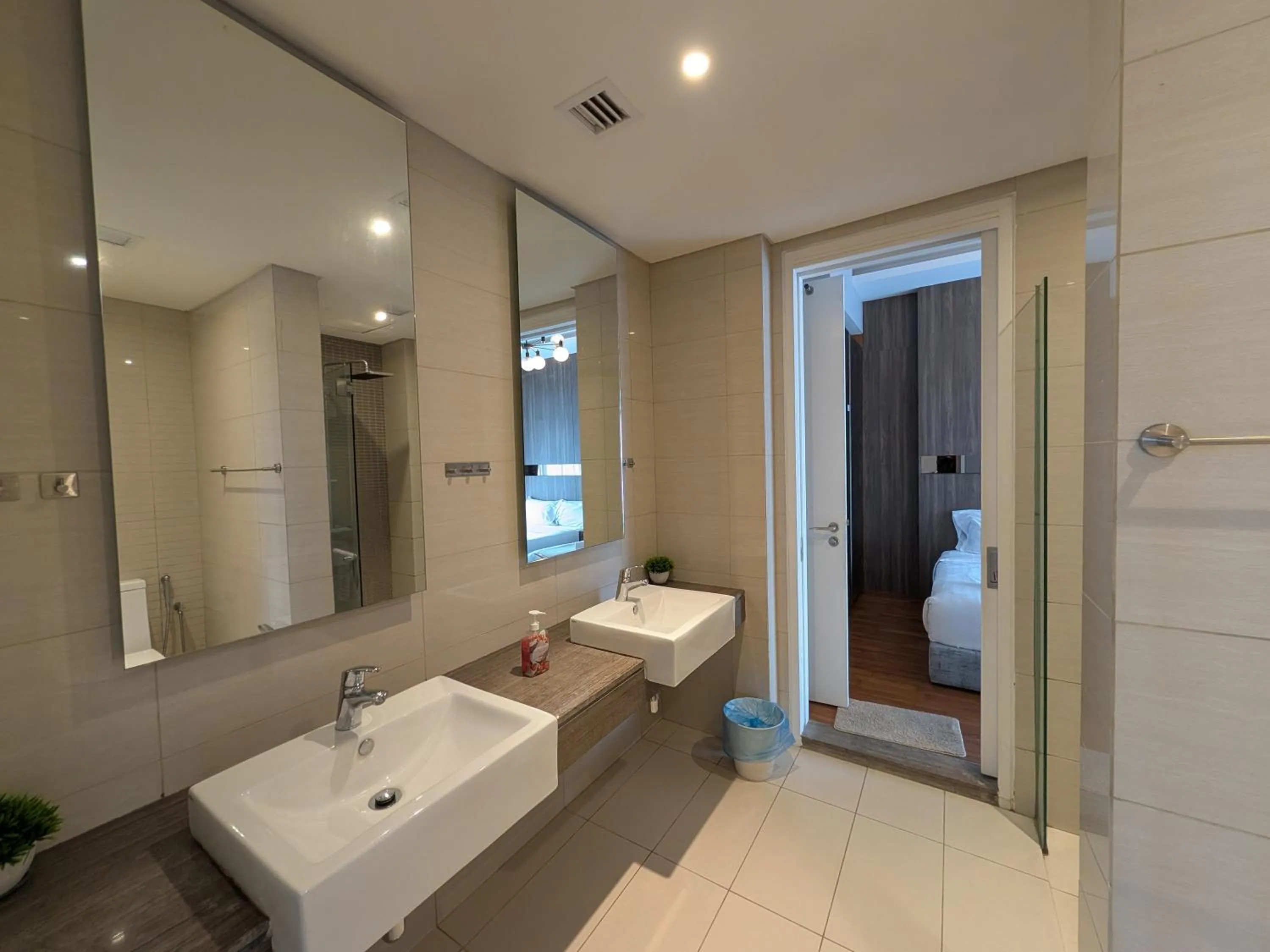 Bathroom in Leo Guesthouse at Anggun Residence Suite