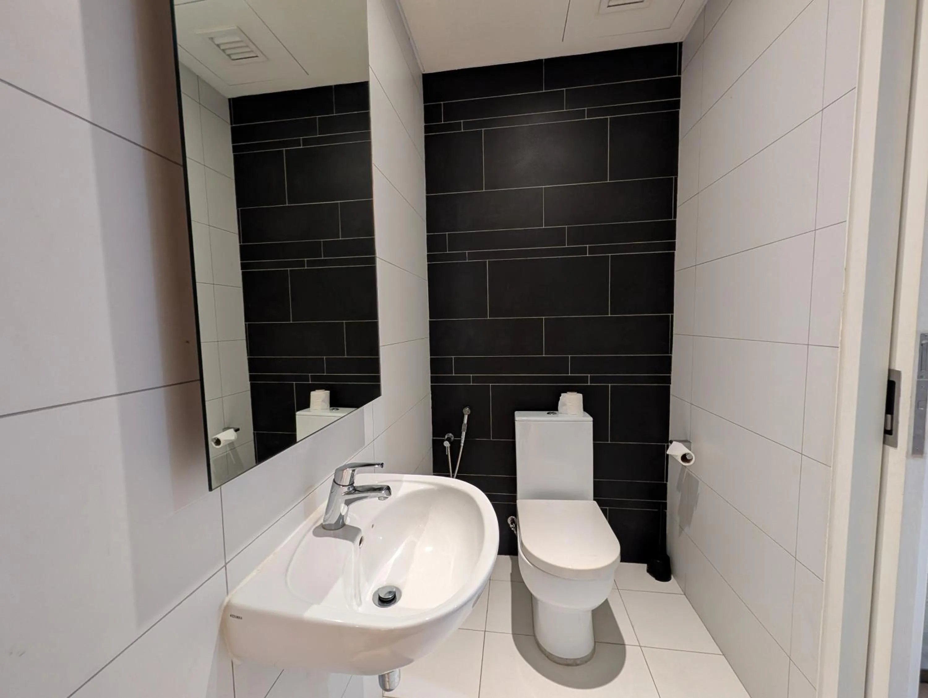 Bathroom in Leo Guesthouse at Anggun Residence Suite