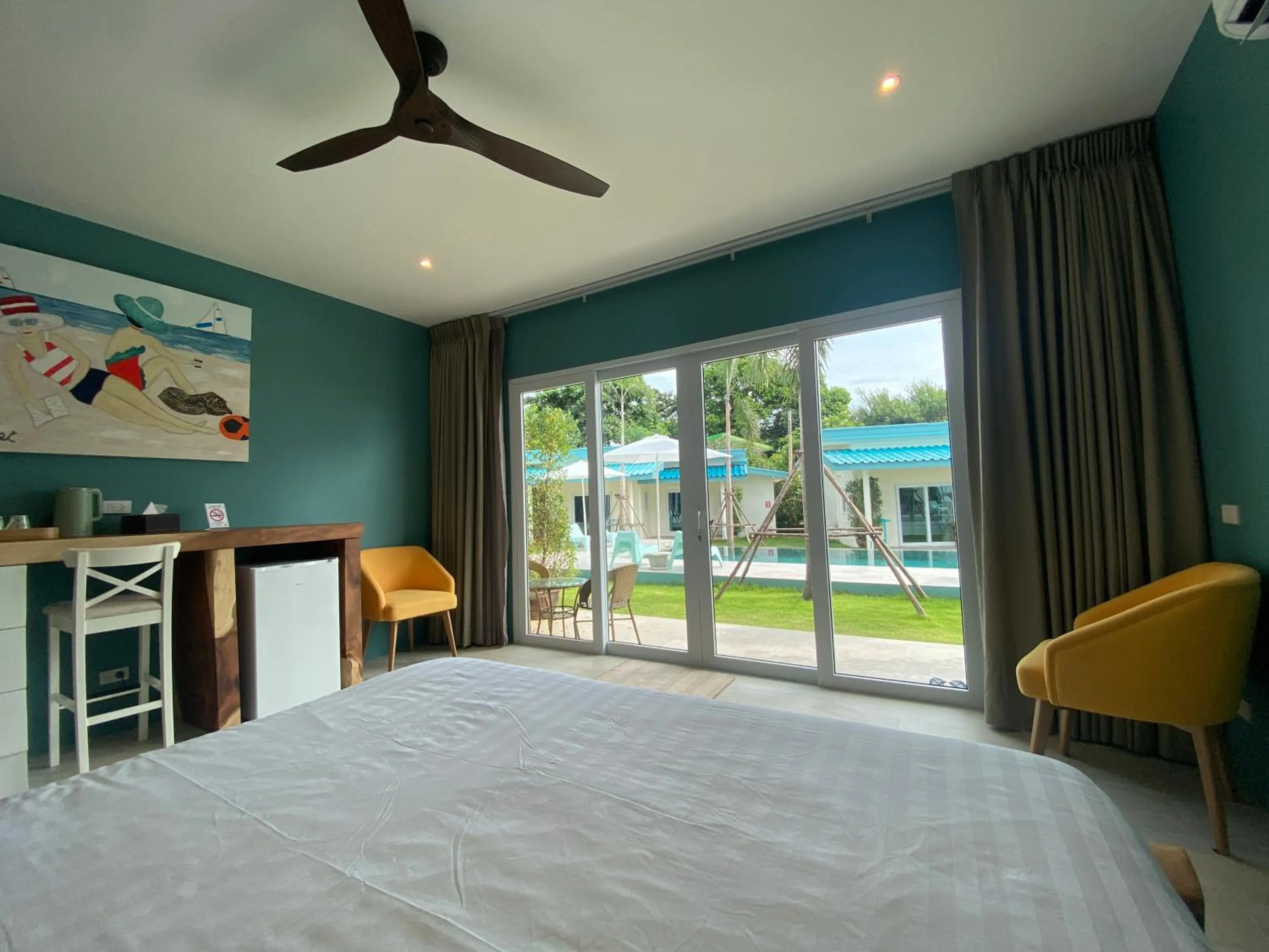 View (from property/room), Bed in Le Petit Saint Tropez