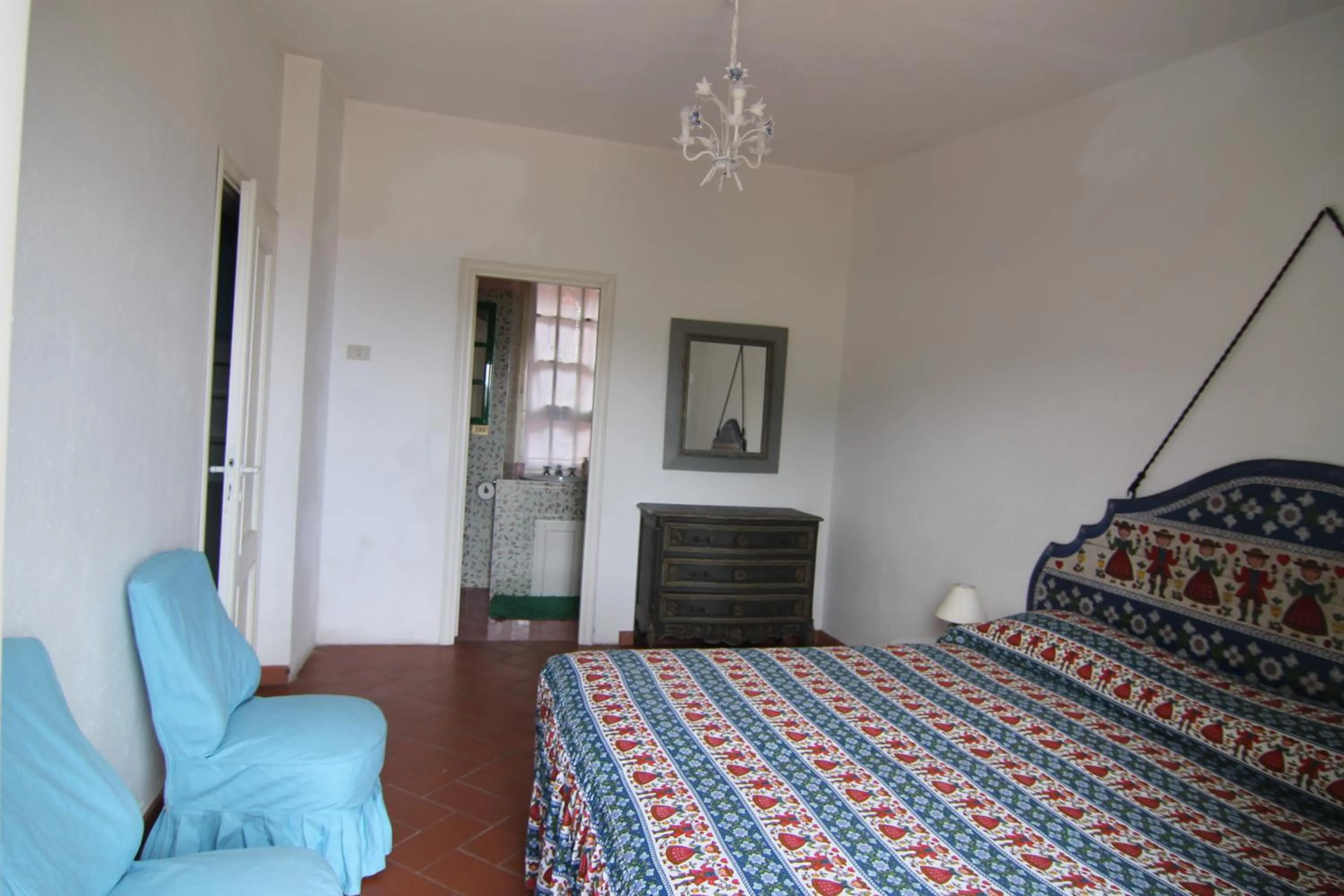 Bedroom, Bed in Five Lands Pink Cottage