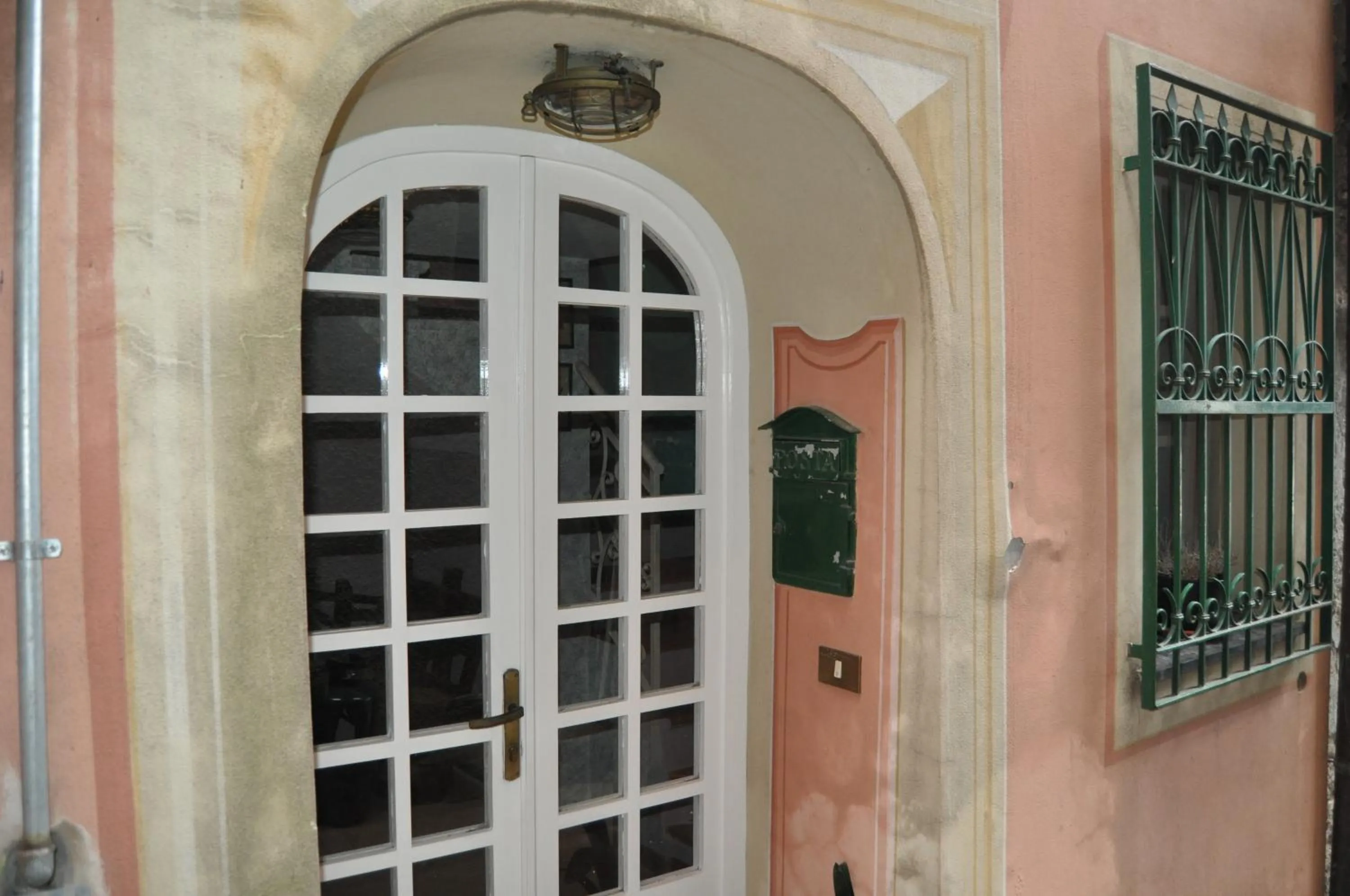 Facade/entrance in Five Lands Pink Cottage