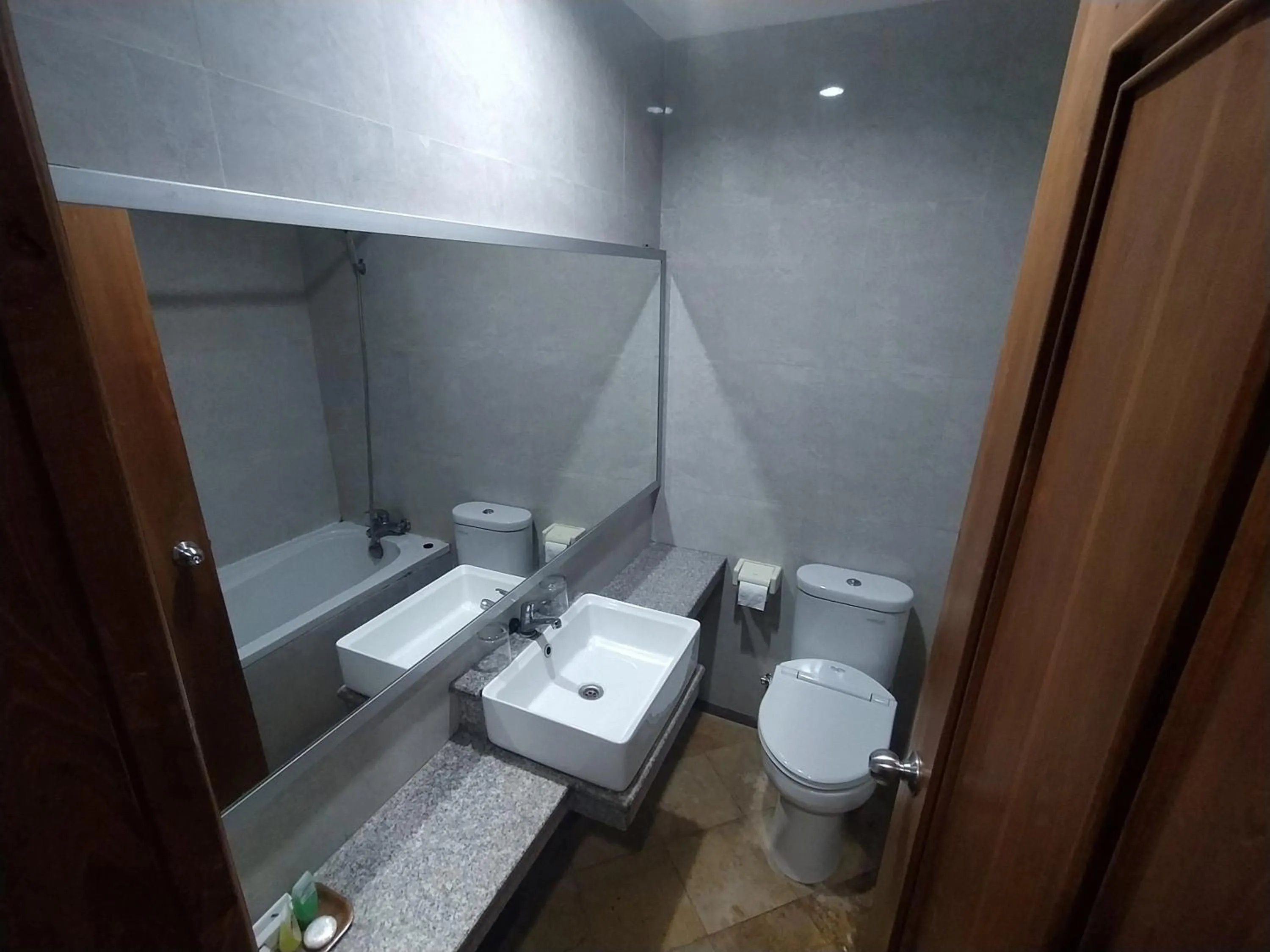 Toilet in Hotel Prasasti Pacitan