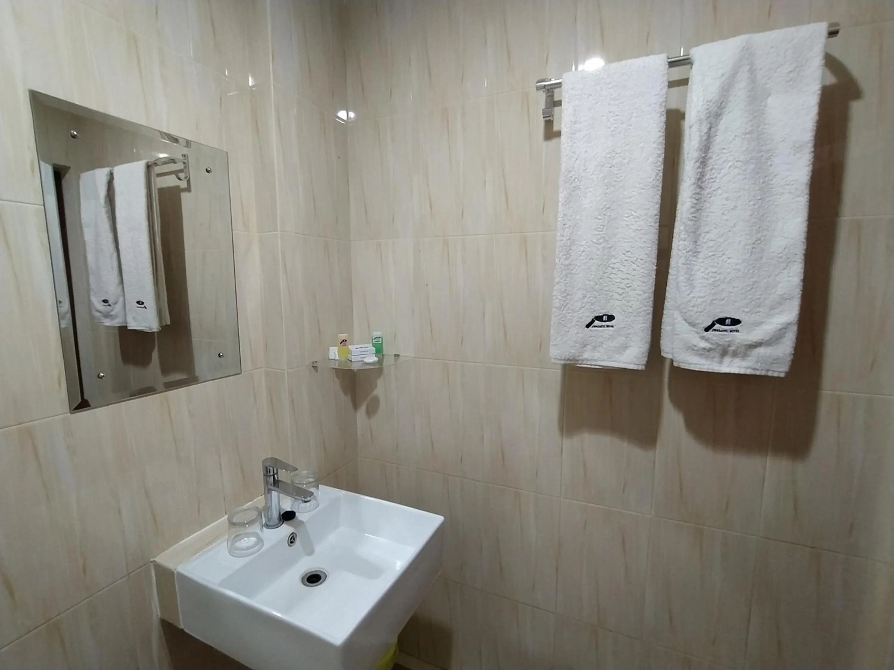 Bathroom in Hotel Prasasti Pacitan