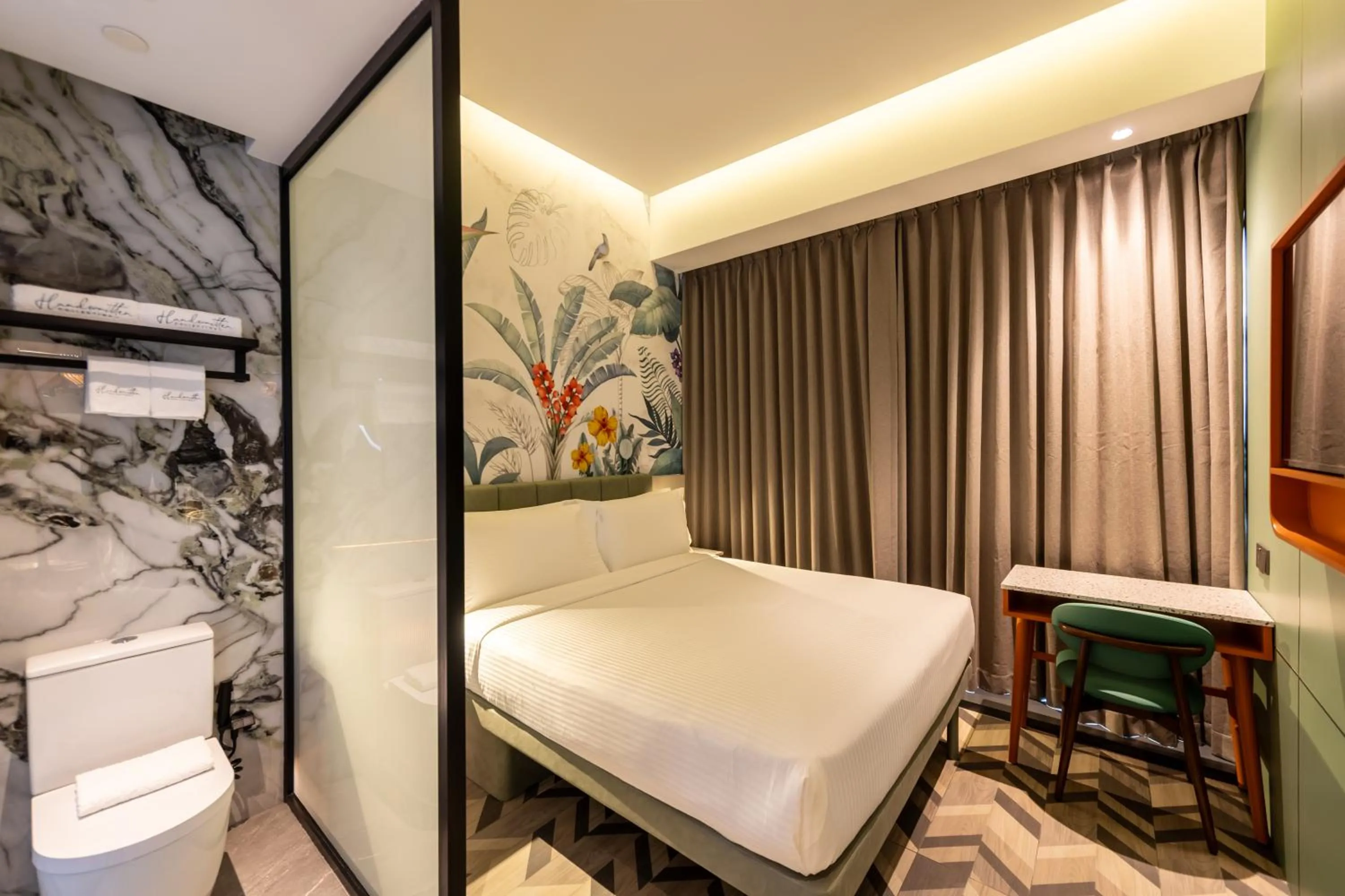 Photo of the whole room, Bed in Hotel Waterloo Singapore - Handwritten Collection