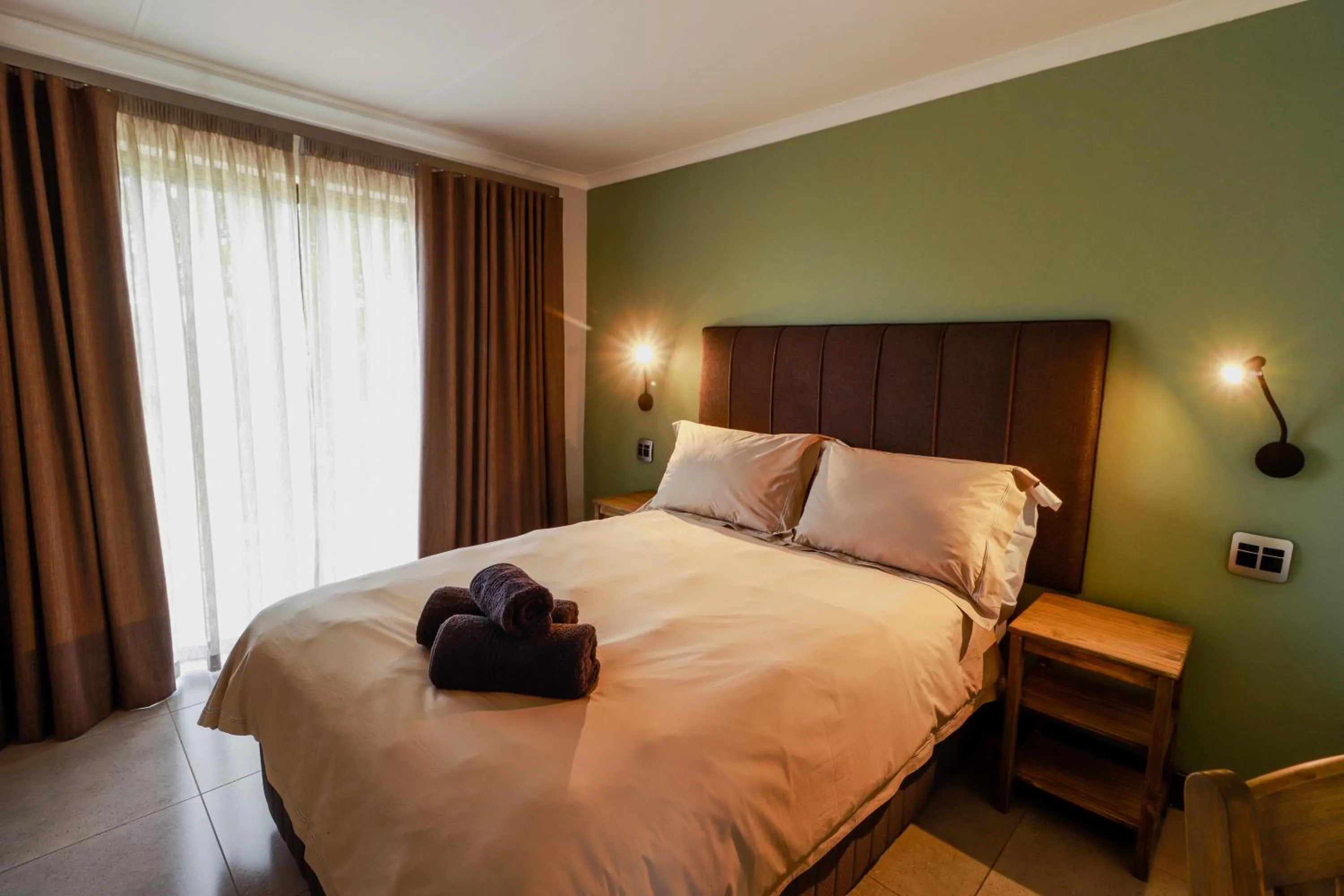 Bedroom, Bed in Emerald Resort & Casino