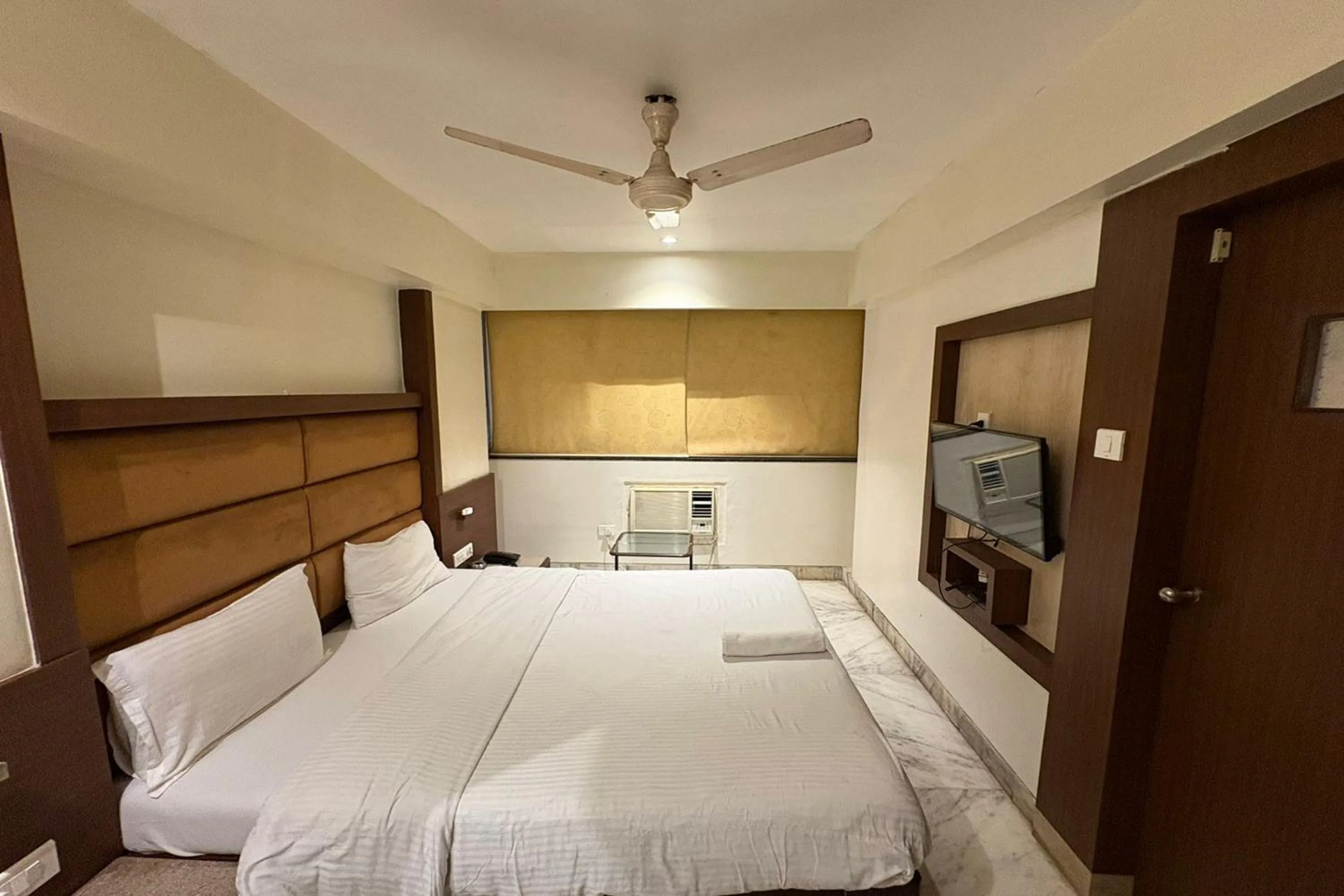 Bed in Pravasi Residency
