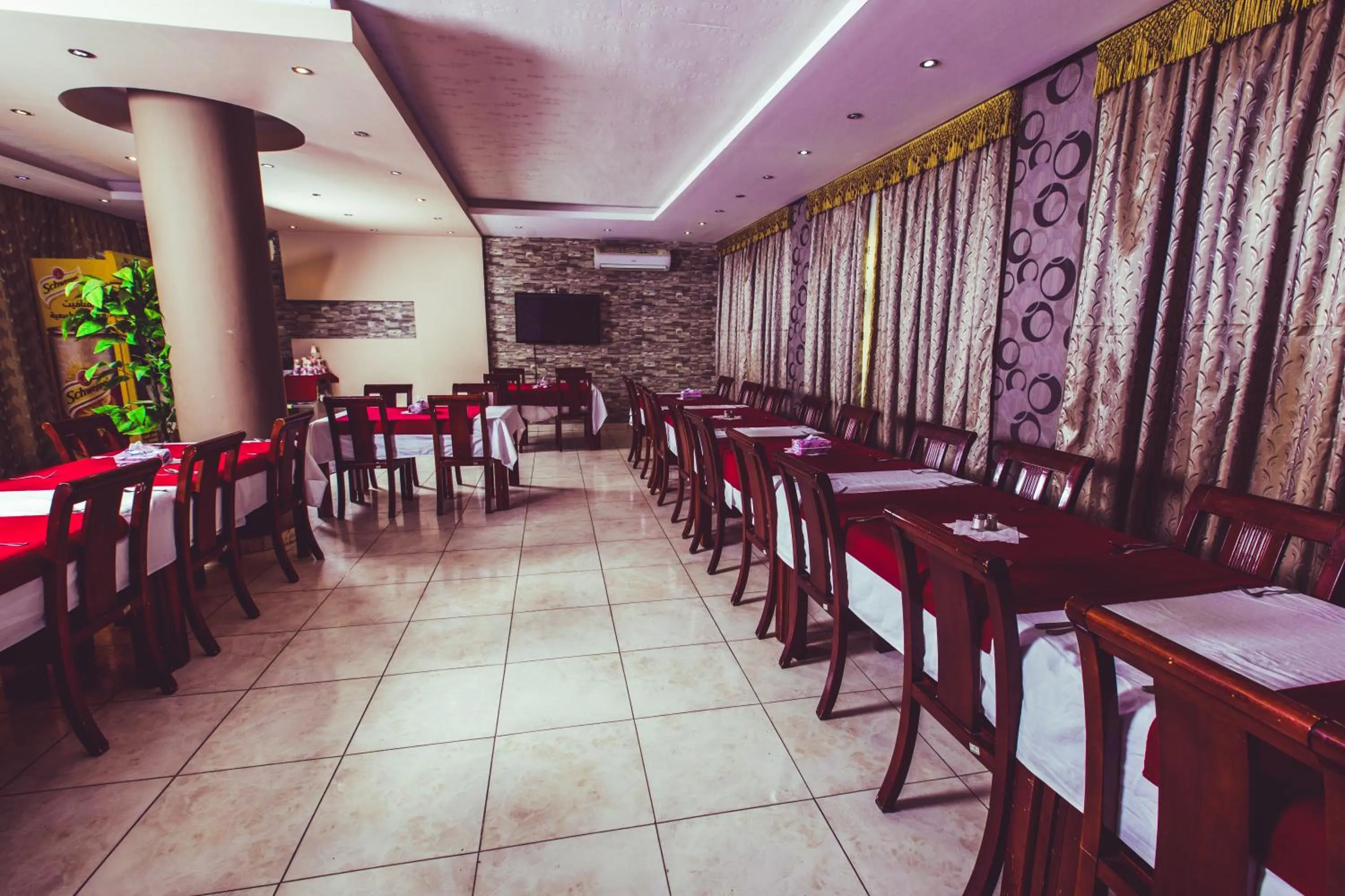 Restaurant/places to eat in La Viena Health Resort