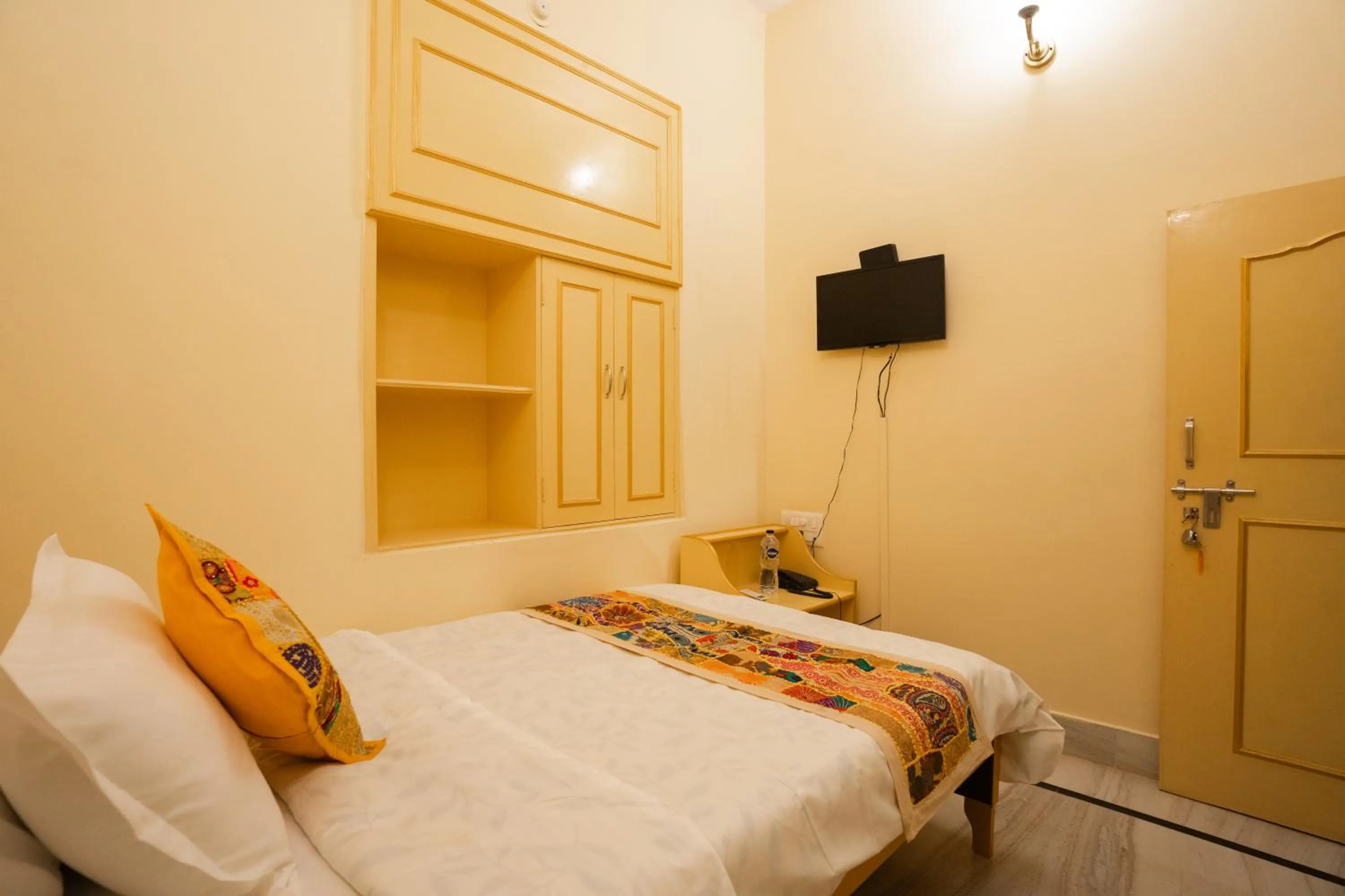 Bed in Hotel Himmat Niwas