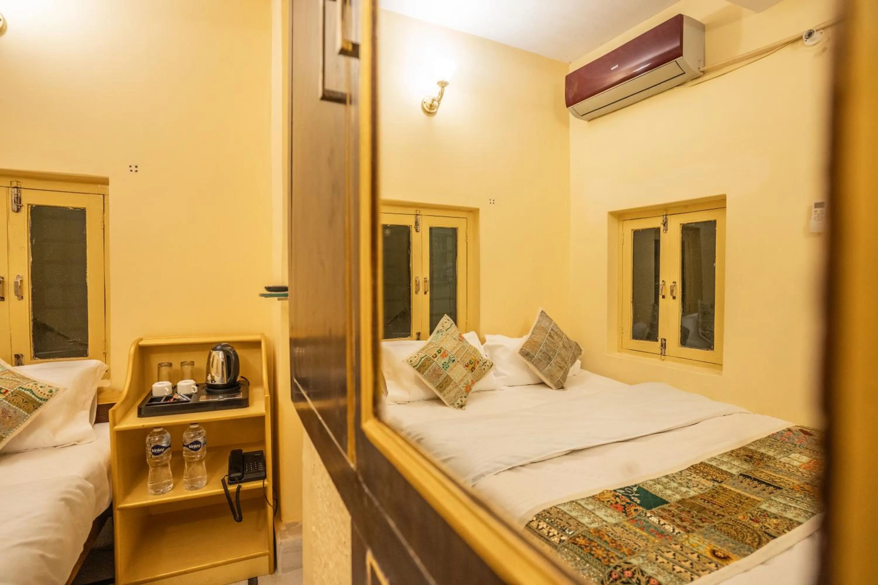 Bed in Hotel Himmat Niwas