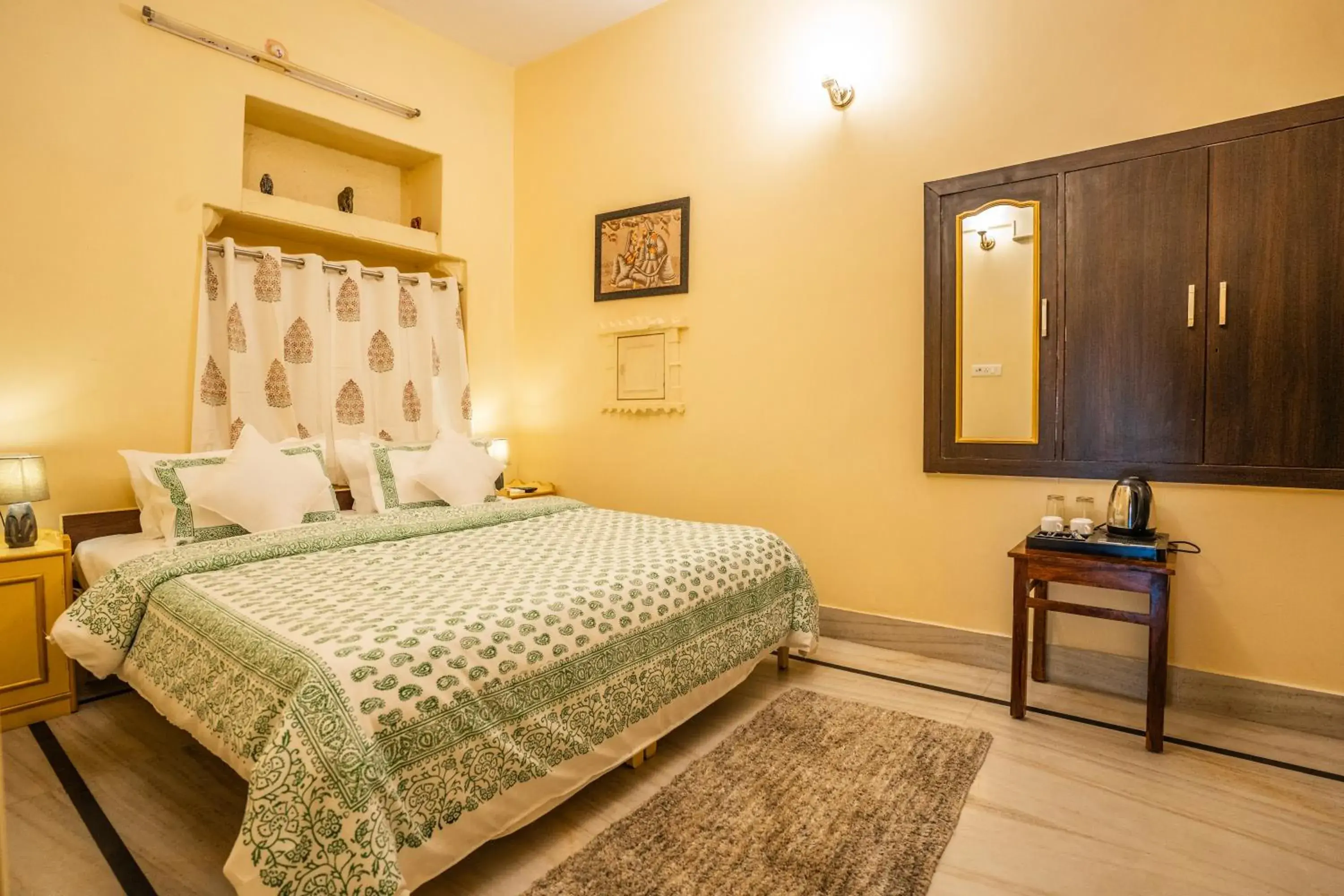 Standard Queen Room in Hotel Himmat Niwas Standard Queen Room in Hotel Himmat Niwas