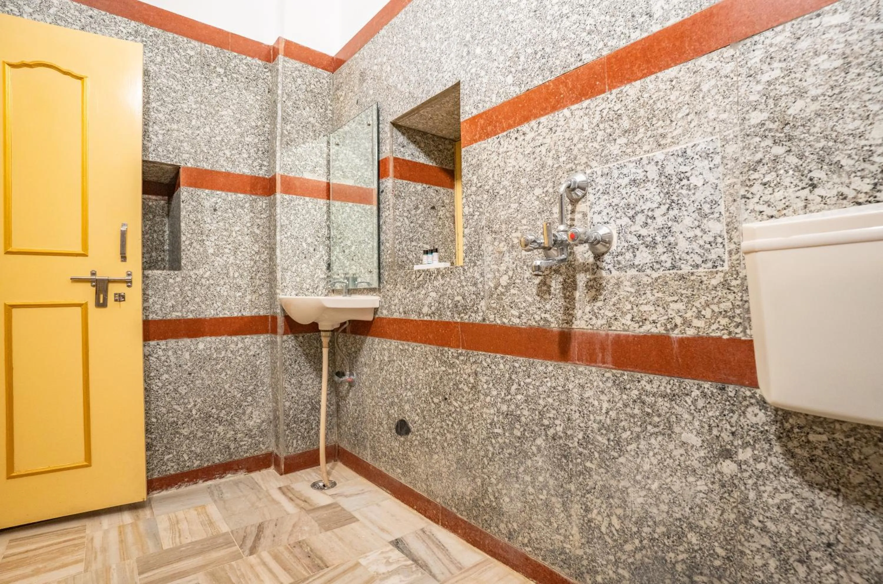 Shower in Hotel Himmat Niwas