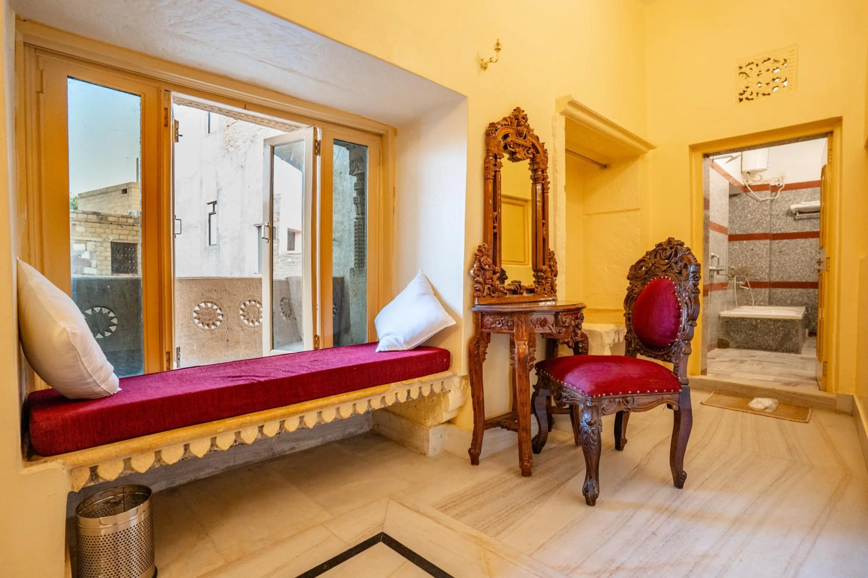 Bed in Hotel Himmat Niwas