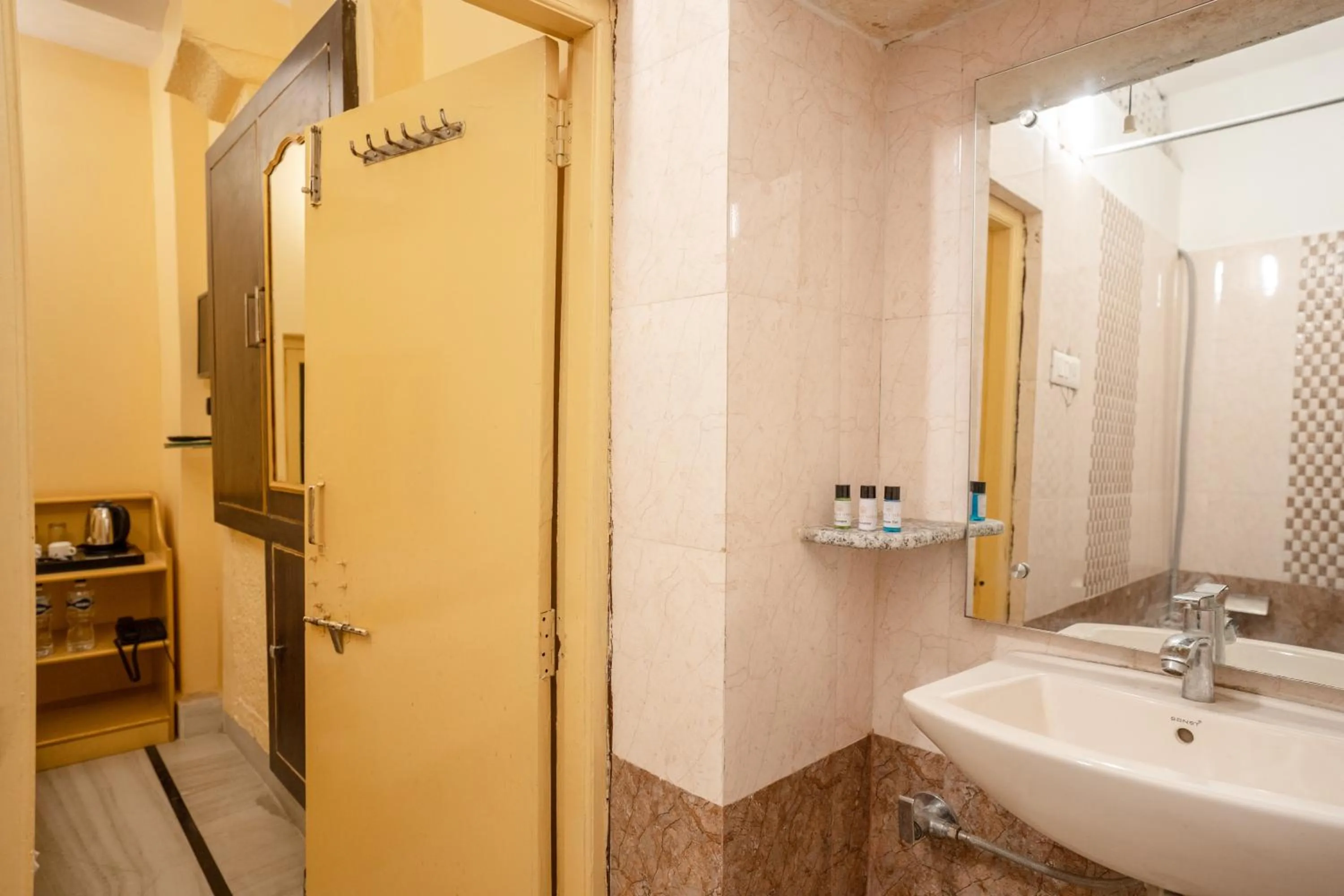 Shower in Hotel Himmat Niwas