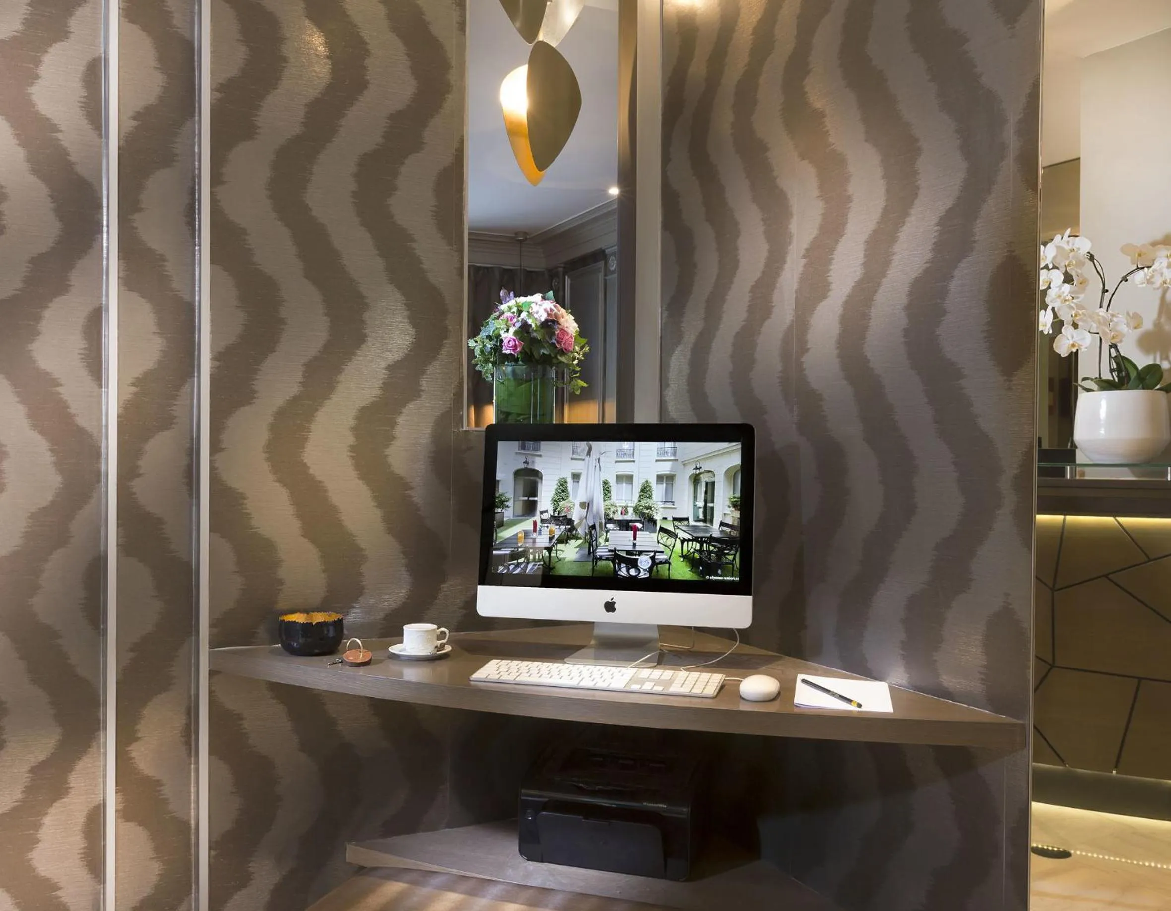 TV and multimedia in Elysees Apartments