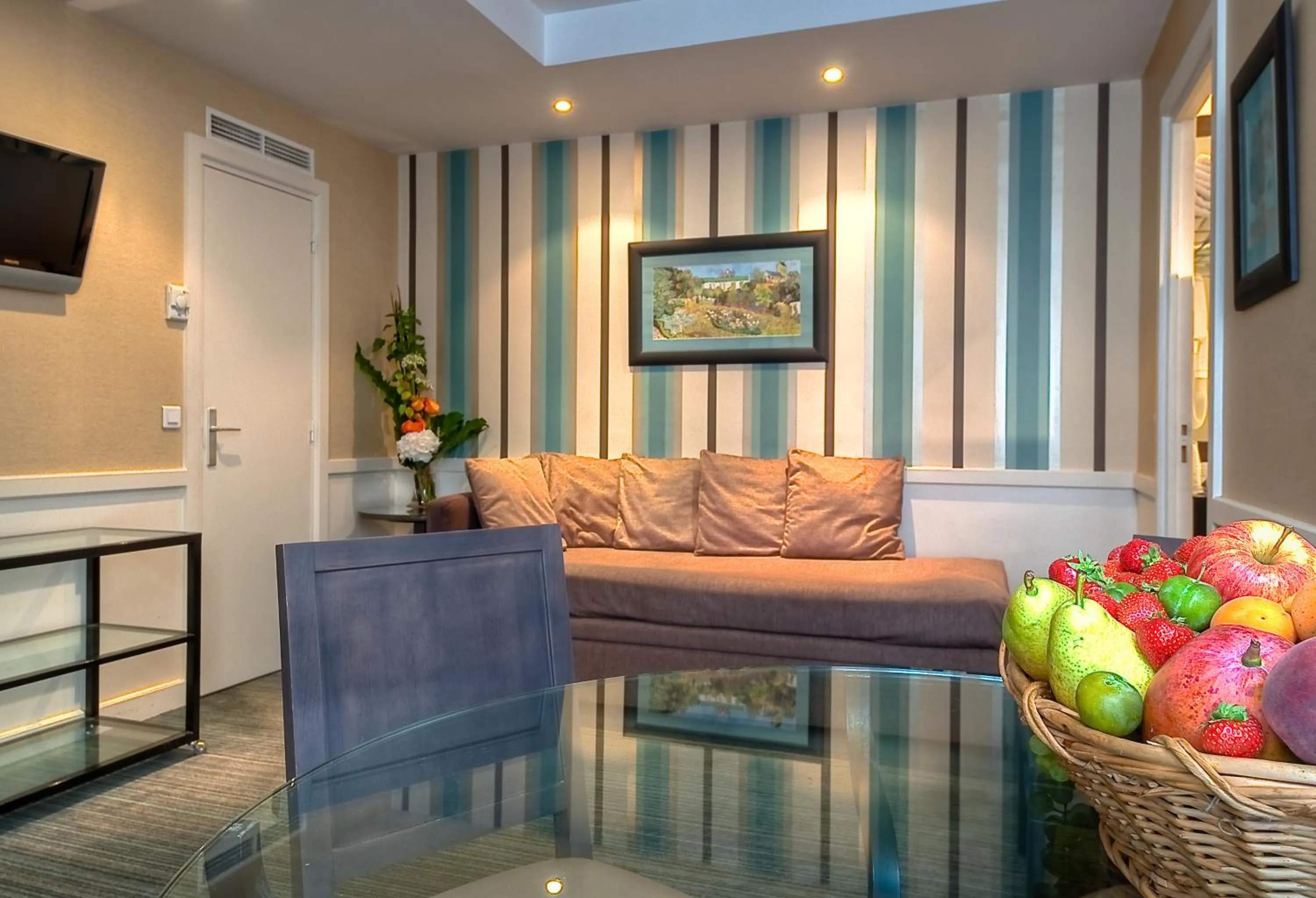 TV and multimedia in Elysees Apartments