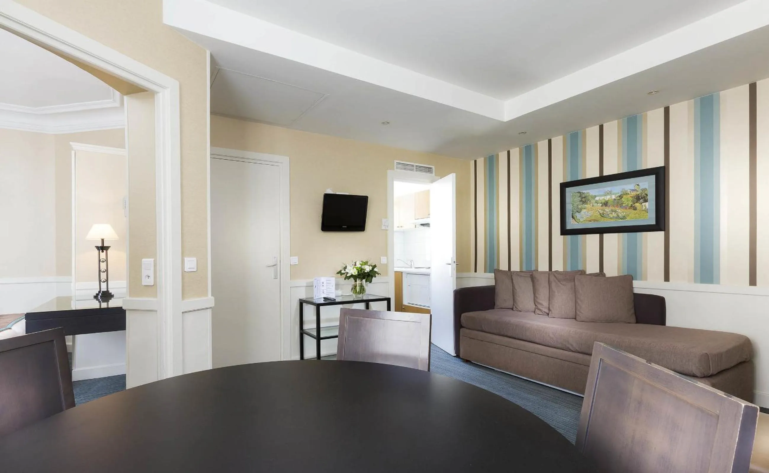 TV and multimedia in Elysees Apartments