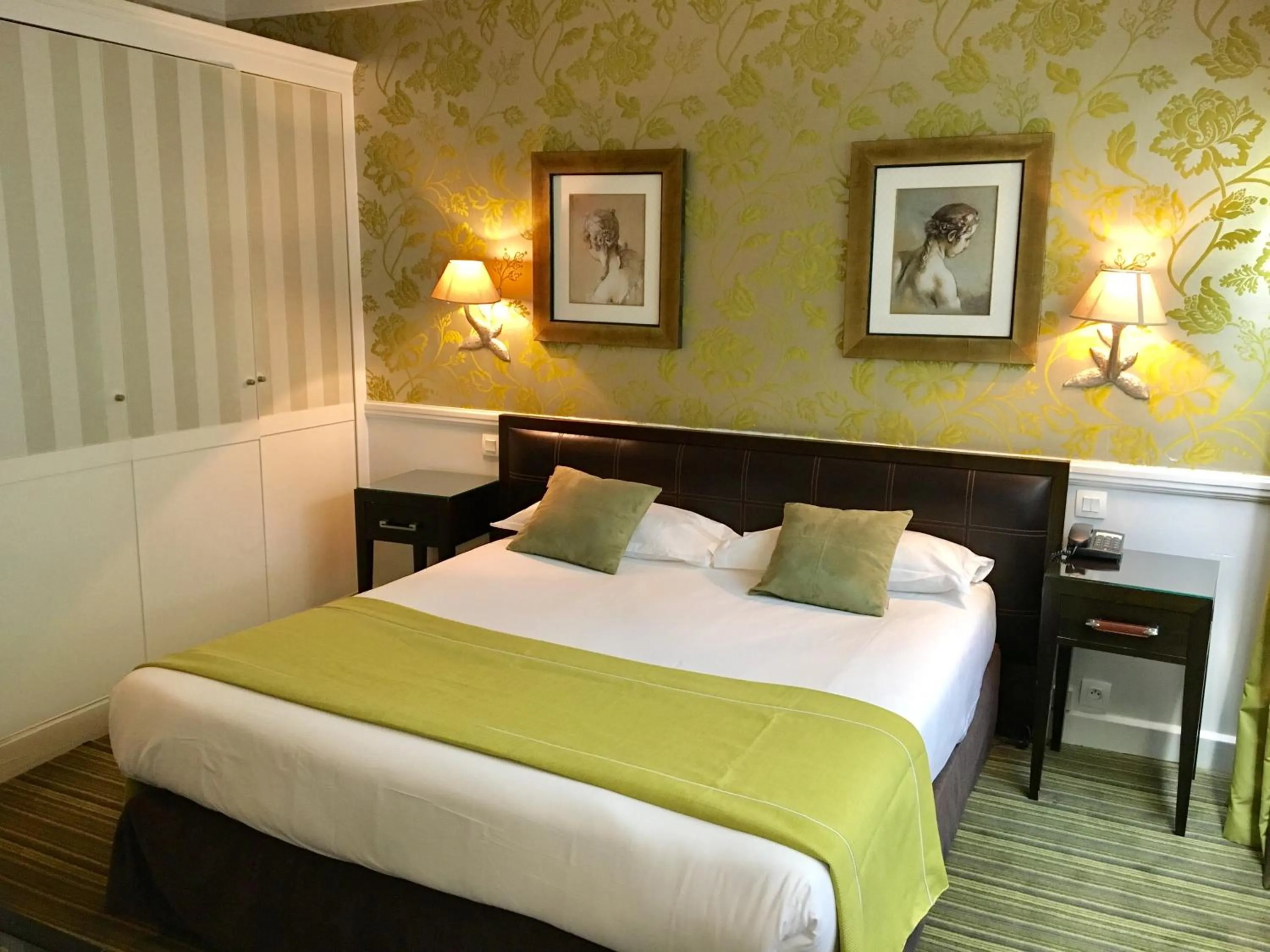 Photo of the whole room, Bed in Elysees Apartments