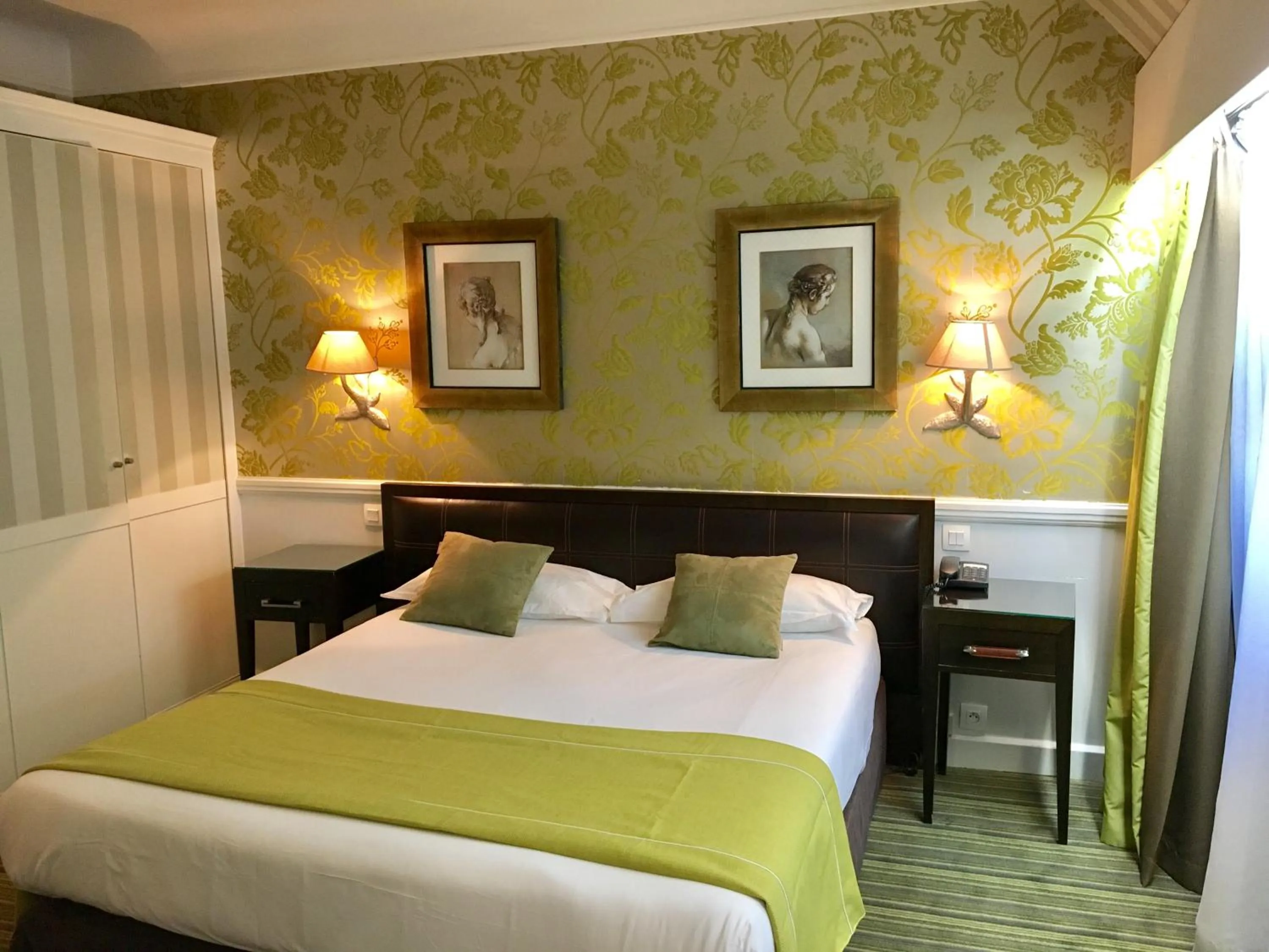 Photo of the whole room, Bed in Elysees Apartments