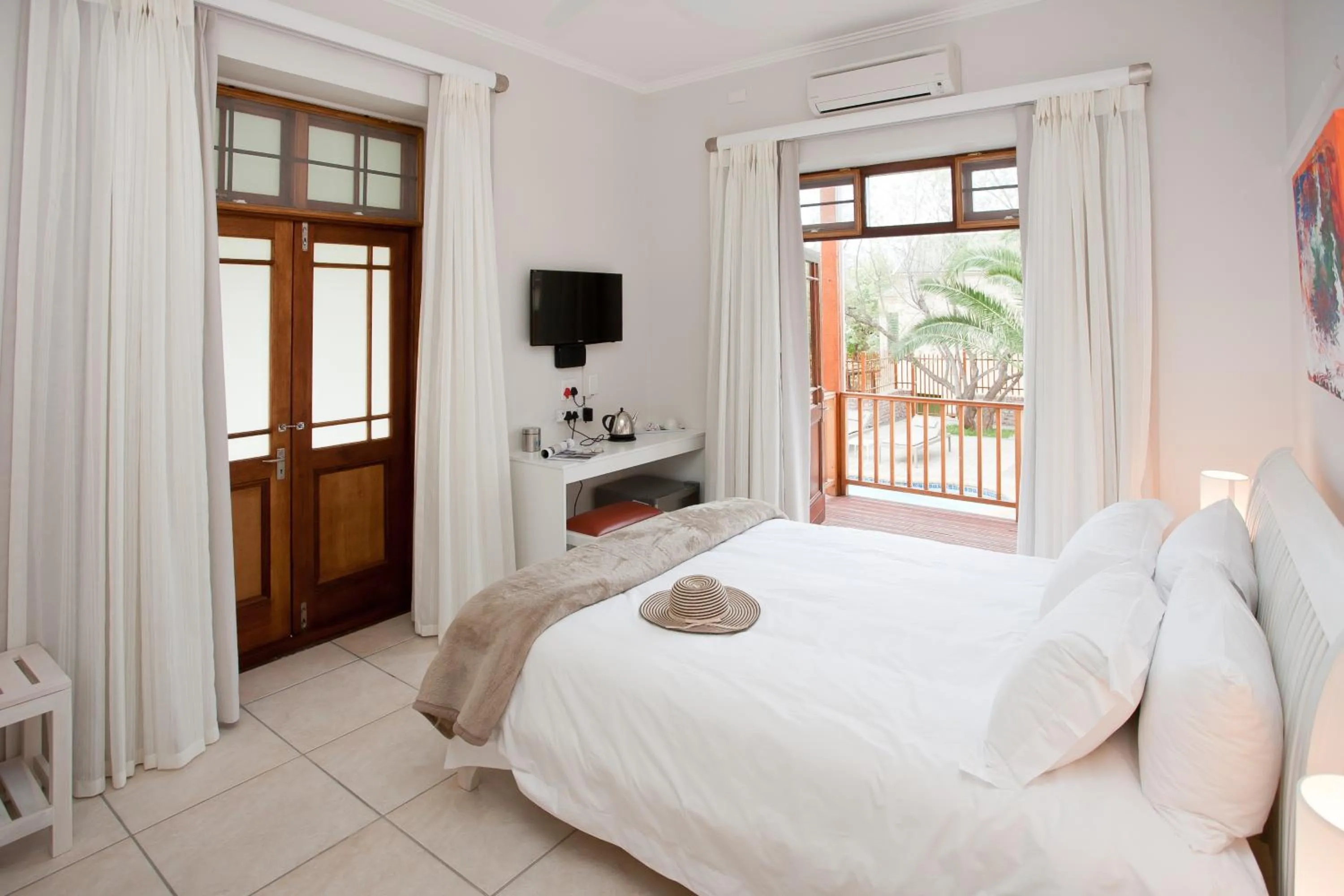 Photo of the whole room, Bed in The Queen Of Calitzdorp