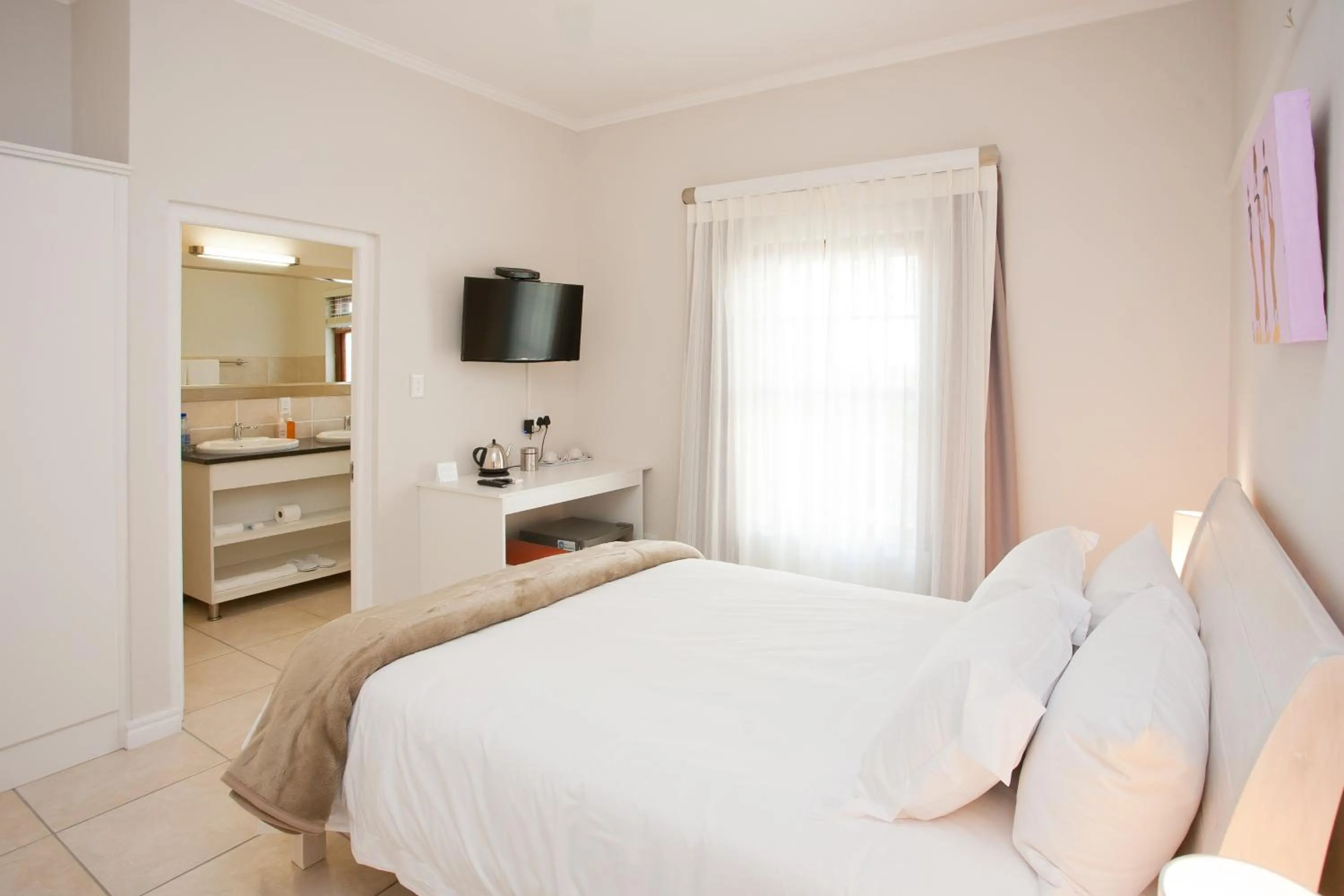 Photo of the whole room, Bed in The Queen Of Calitzdorp