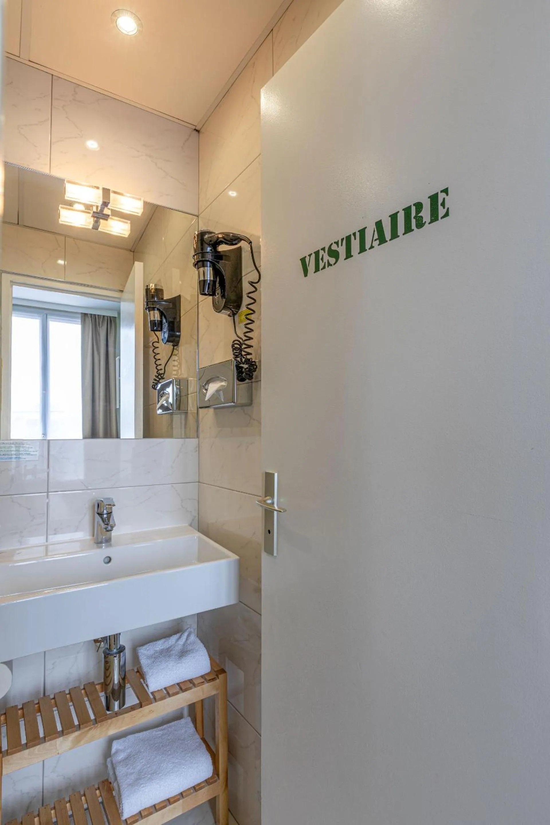 Bathroom in Hotel Olympic Paris Boulogne by Patrick Hayat