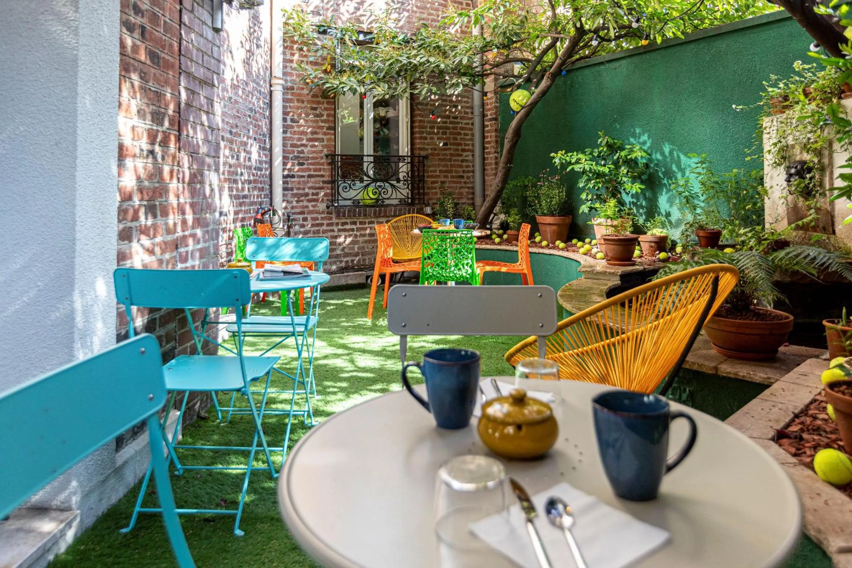 Patio in Hotel Olympic Paris Boulogne by Patrick Hayat