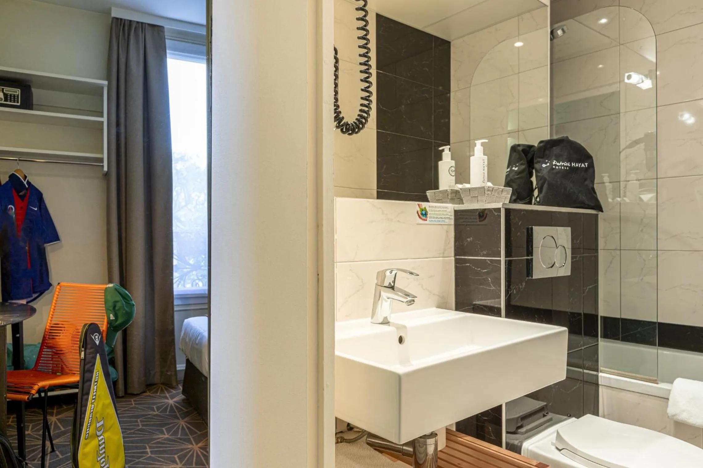 Bathroom in Hotel Olympic Paris Boulogne by Patrick Hayat