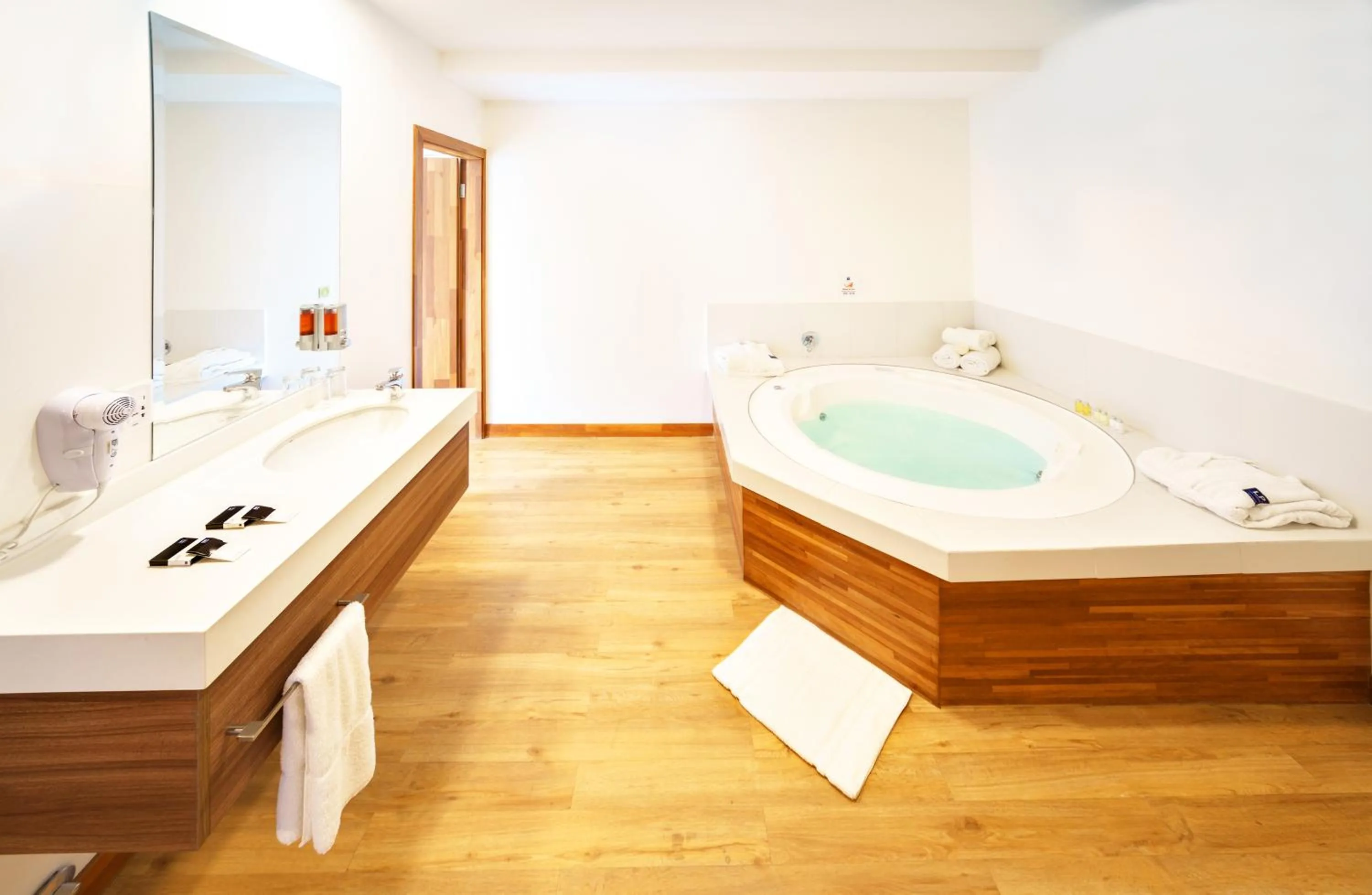 Hot Tub, Bed in LP Equipetrol