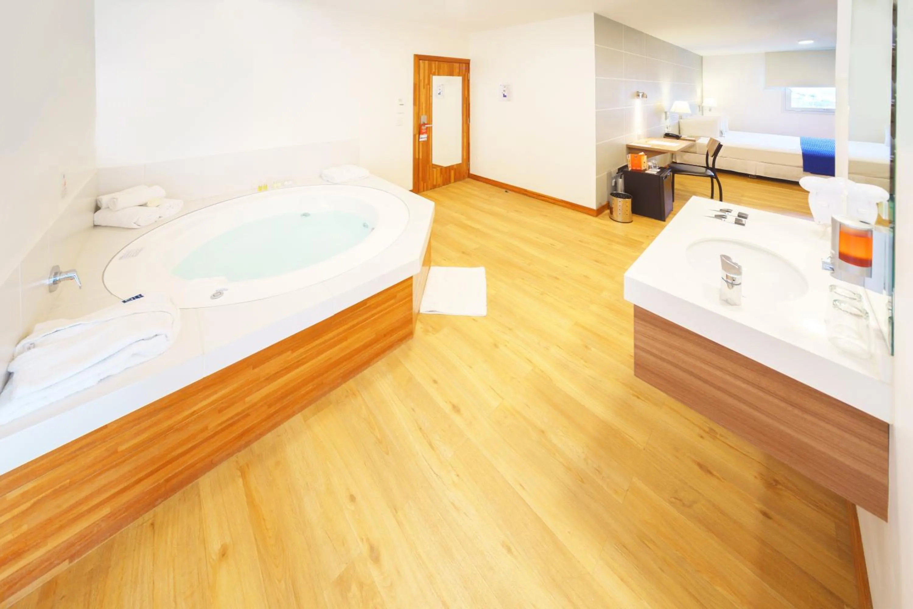 Hot Tub, Bed in LP Equipetrol