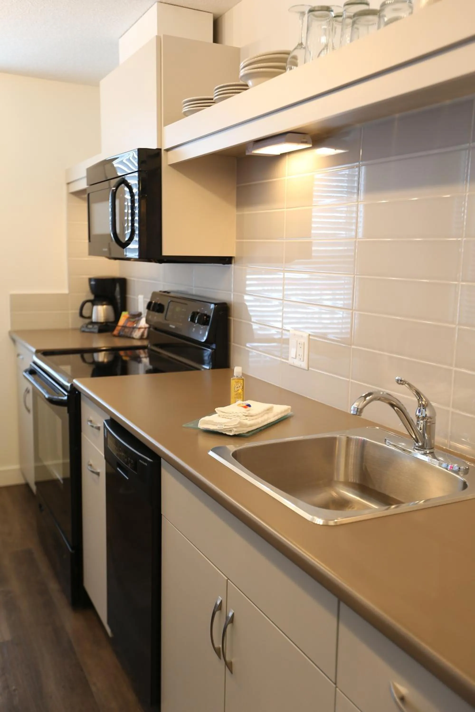 Kitchen or kitchenette, Kitchen/Kitchenette in Ramada by Wyndham Fort McMurray