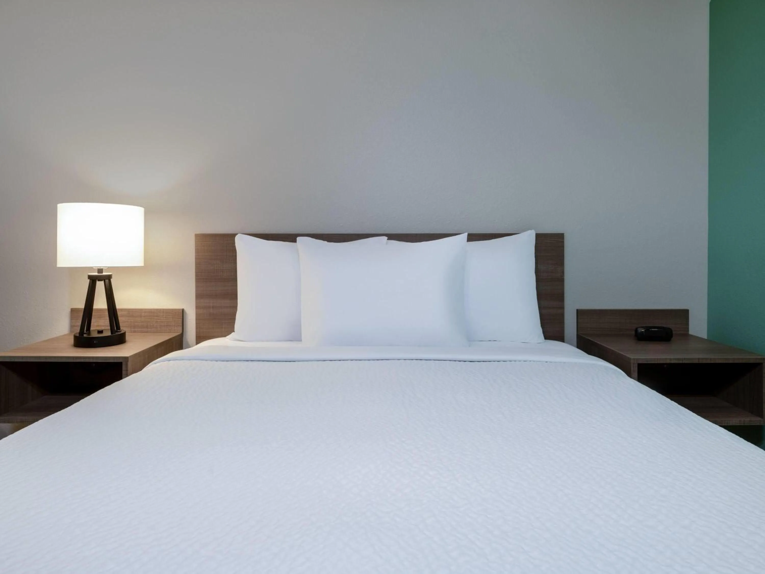 Photo of the whole room, Bed in ECHO Suites Extended Stay by Wyndham Springfield Airport PLZ