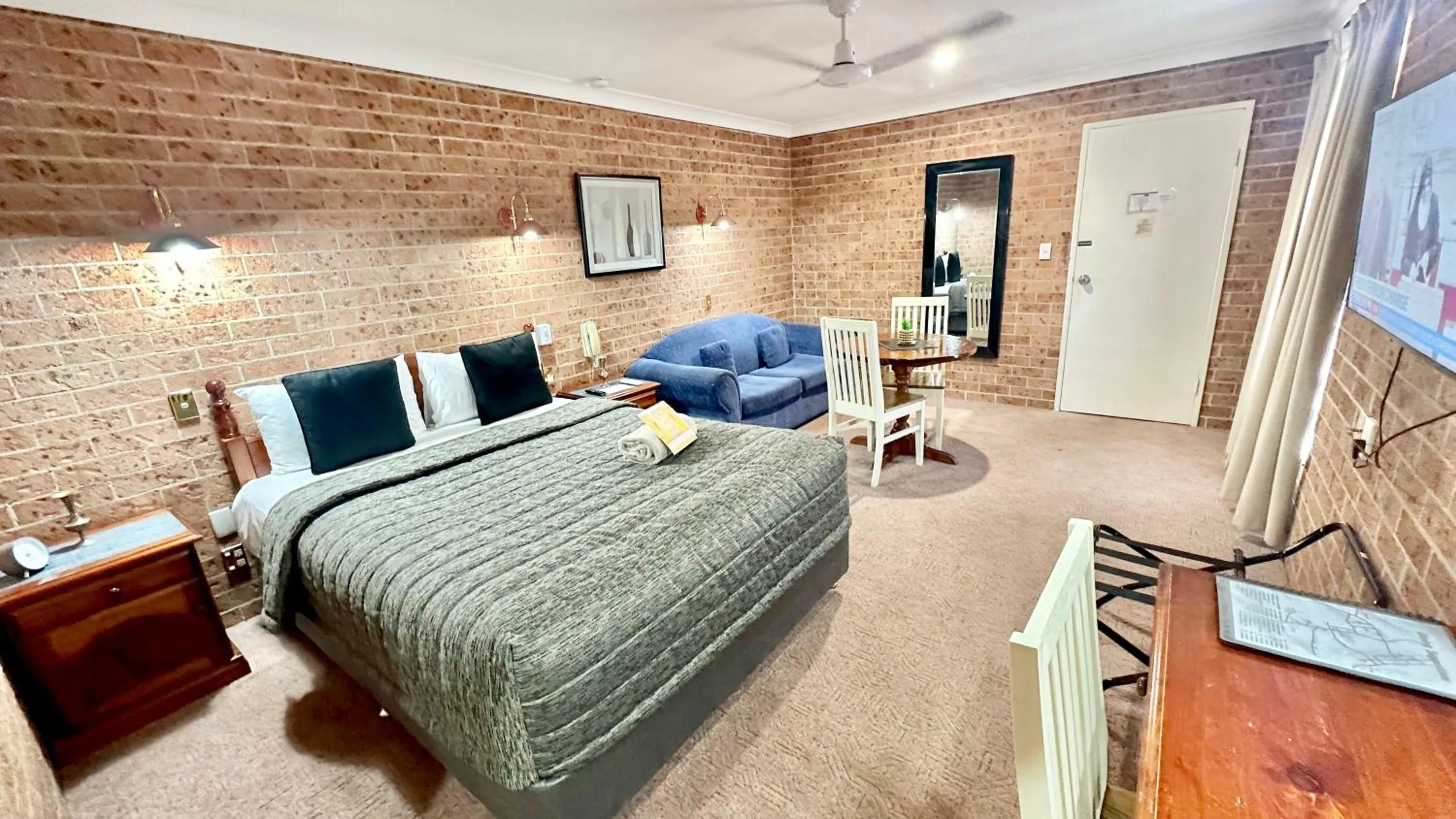 Bed in Golden Grain Motor Inn