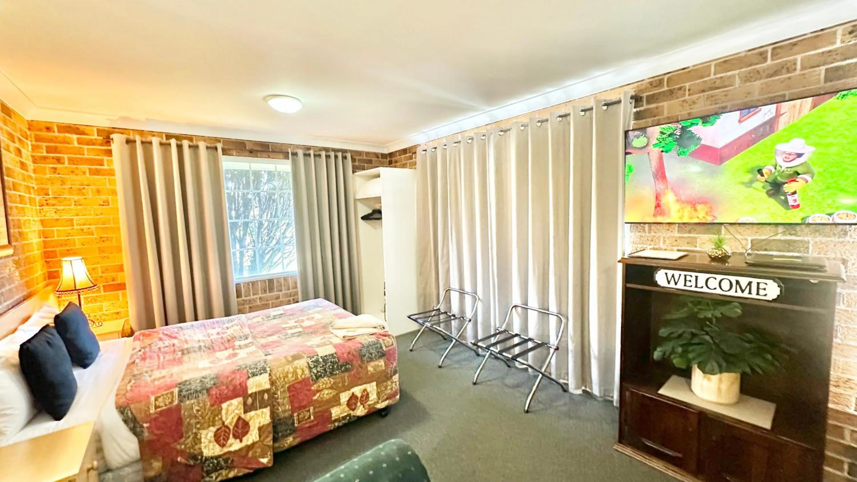 Bed in Golden Grain Motor Inn