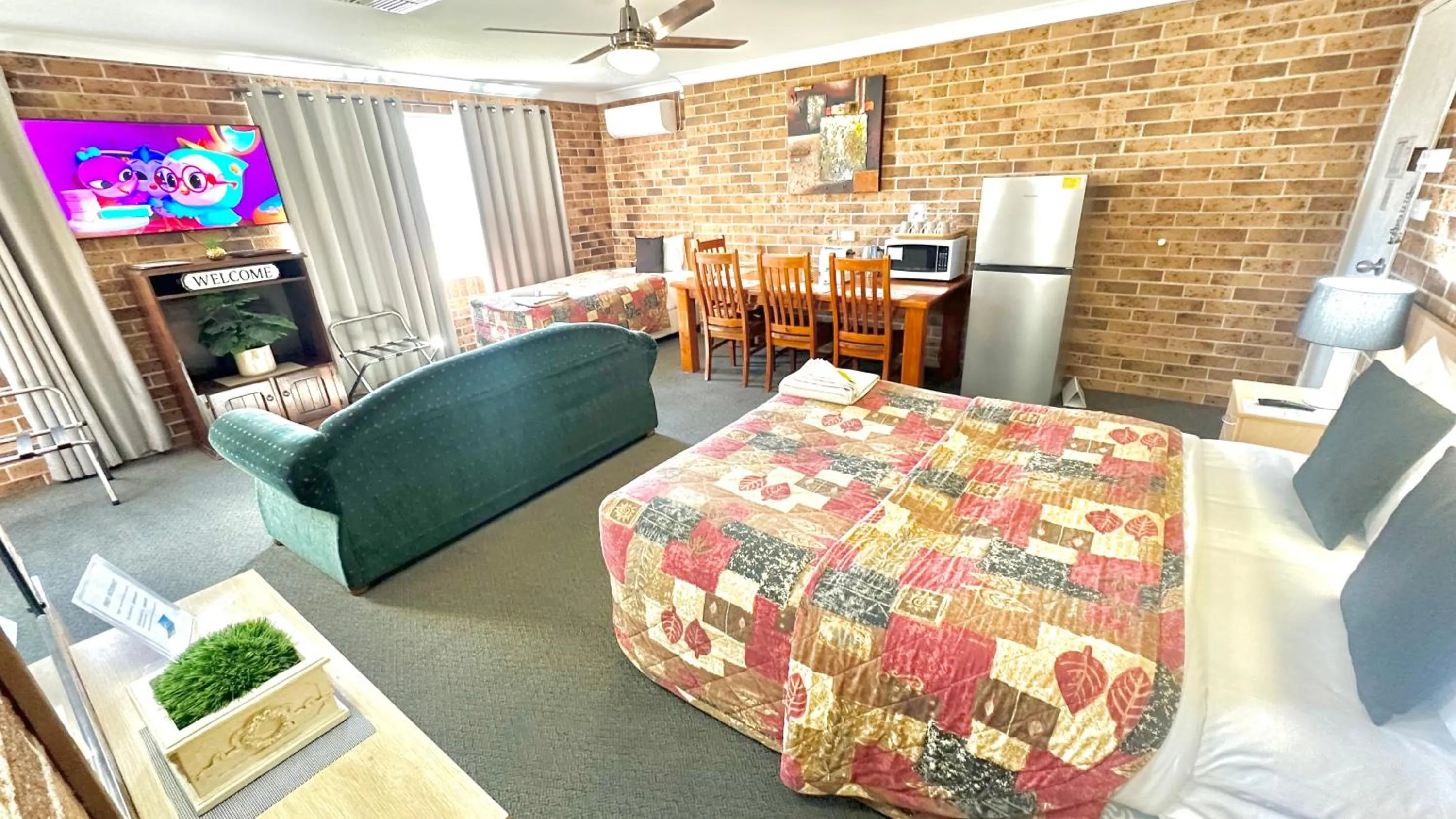 Bed in Golden Grain Motor Inn