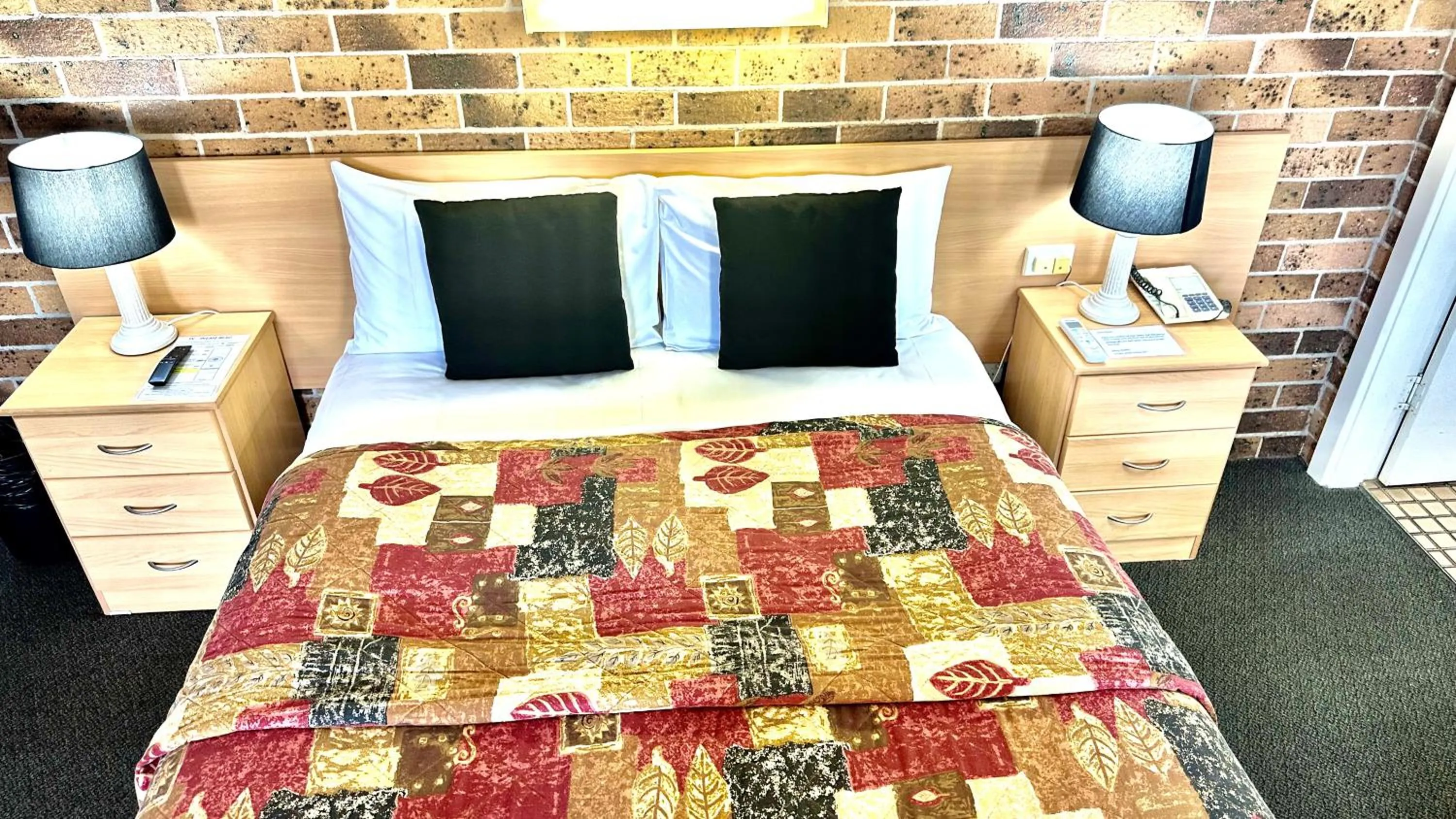 Bed in Golden Grain Motor Inn