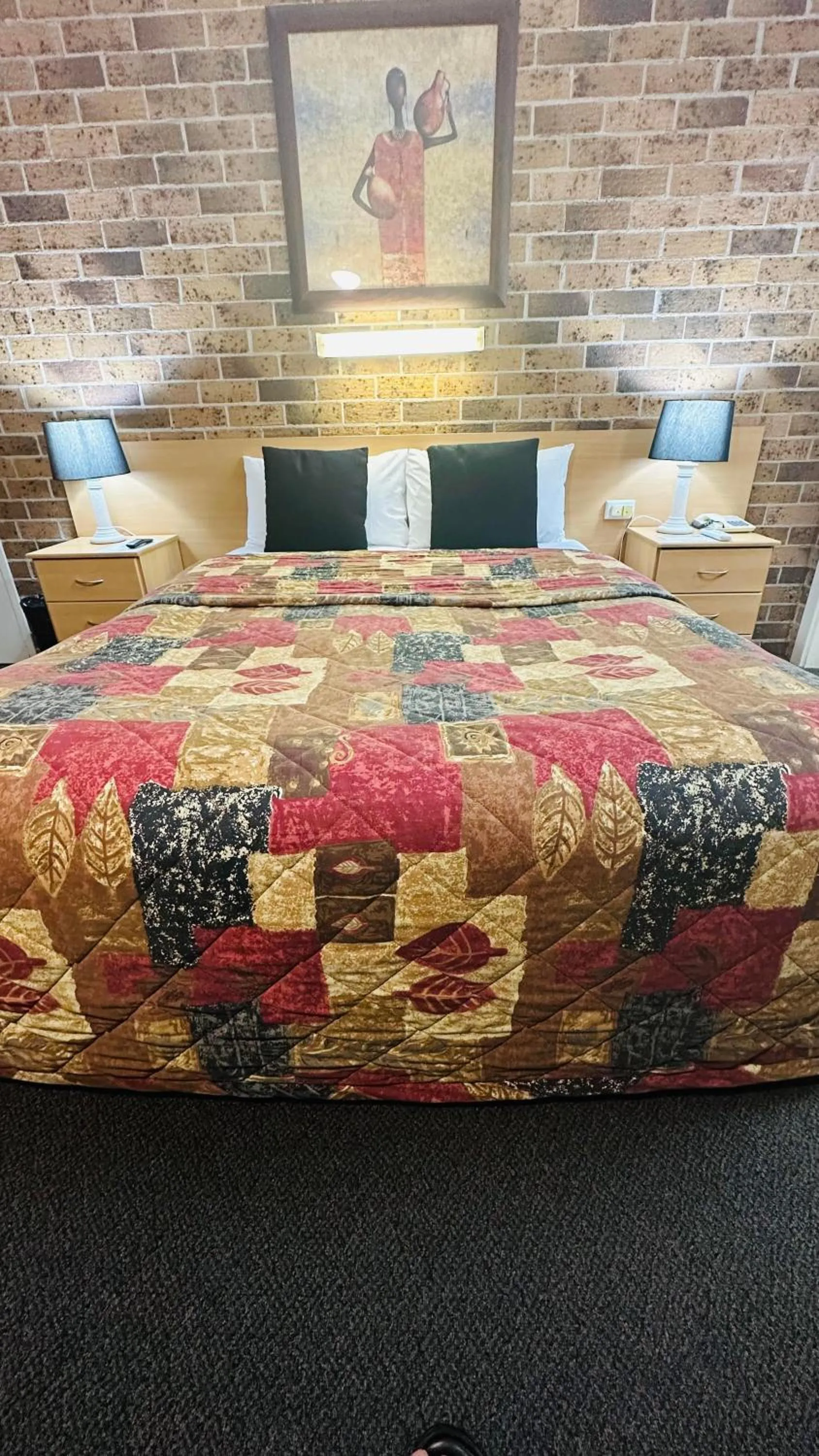 Bed in Golden Grain Motor Inn