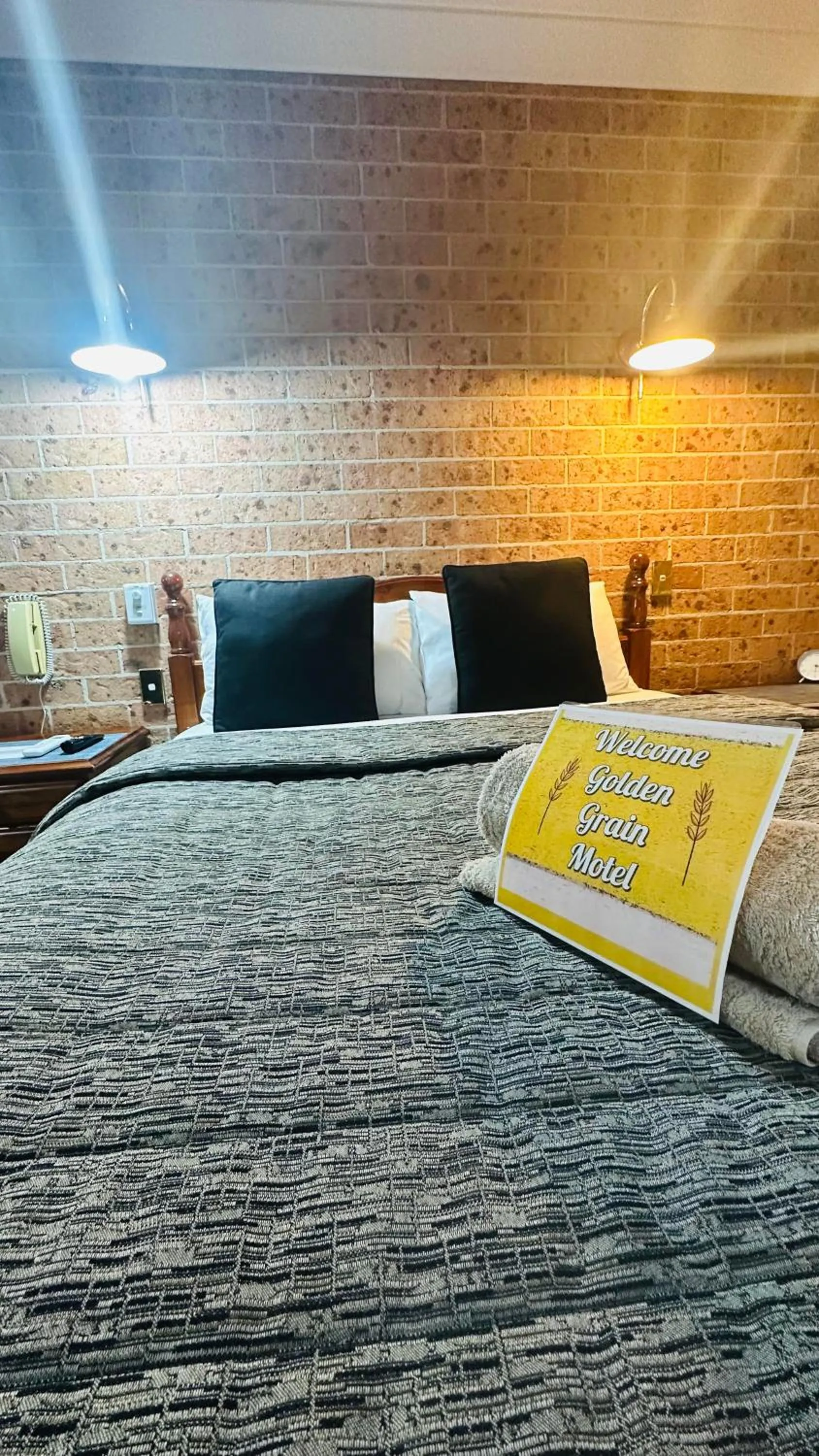 Bed in Golden Grain Motor Inn
