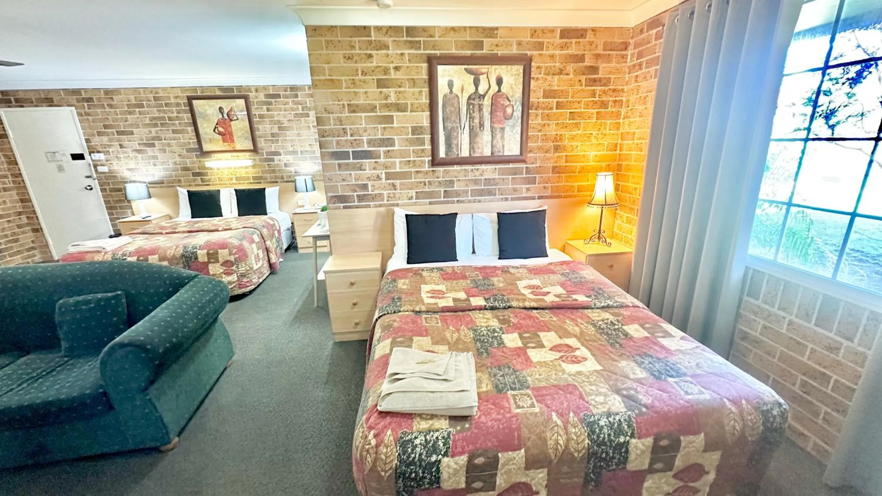 Bed in Golden Grain Motor Inn