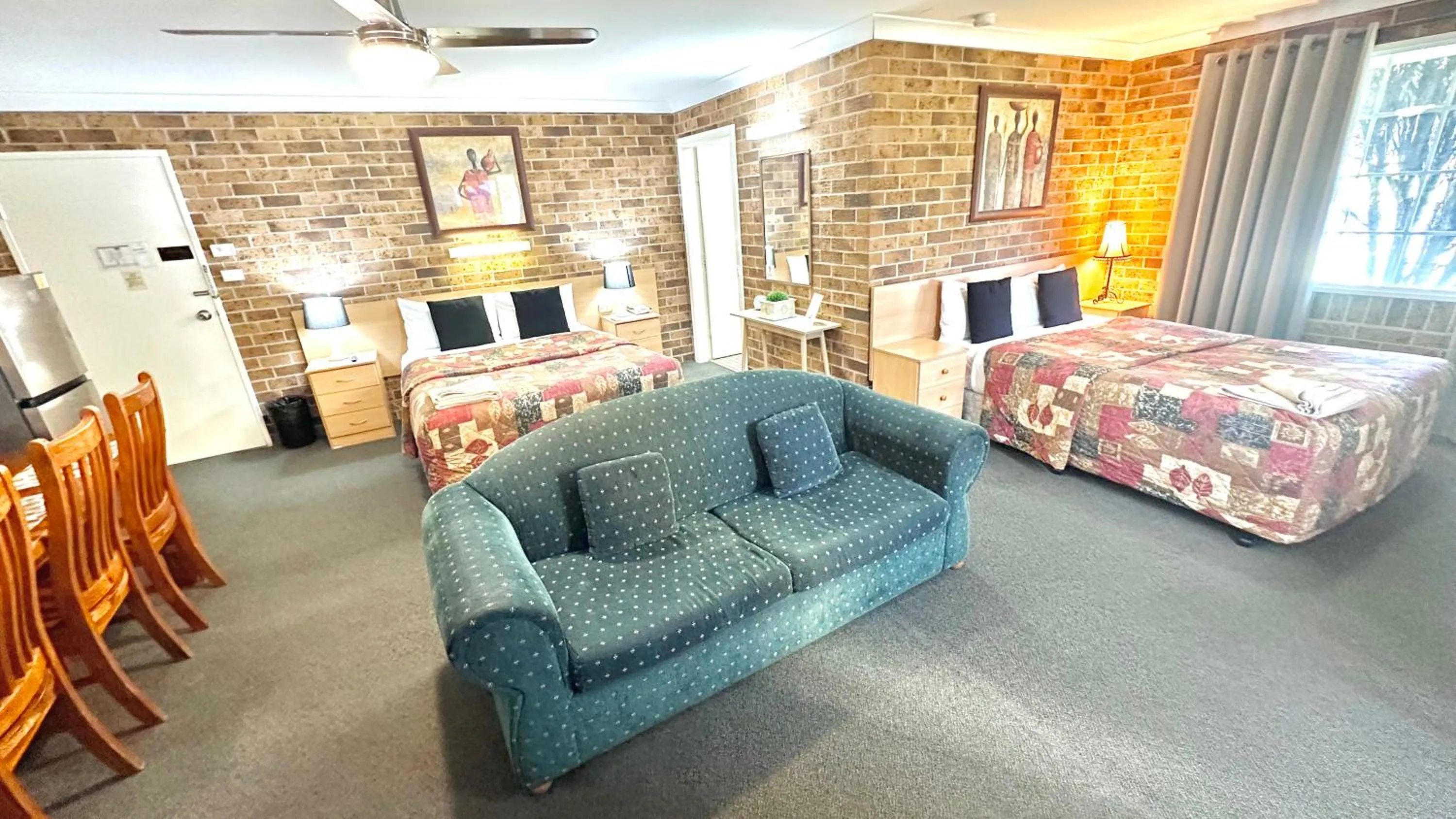 Bed in Golden Grain Motor Inn