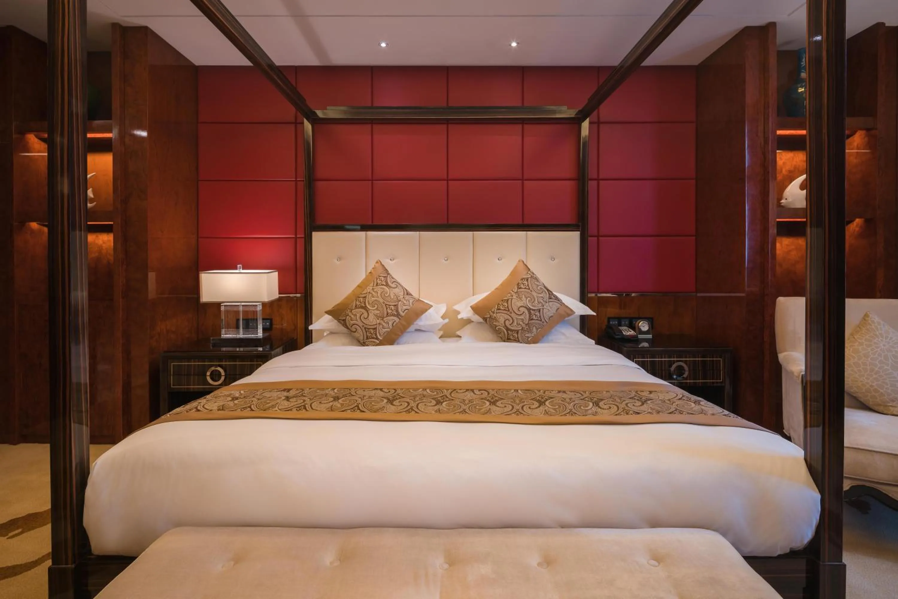 Bedroom, Bed in Happiness Hotel