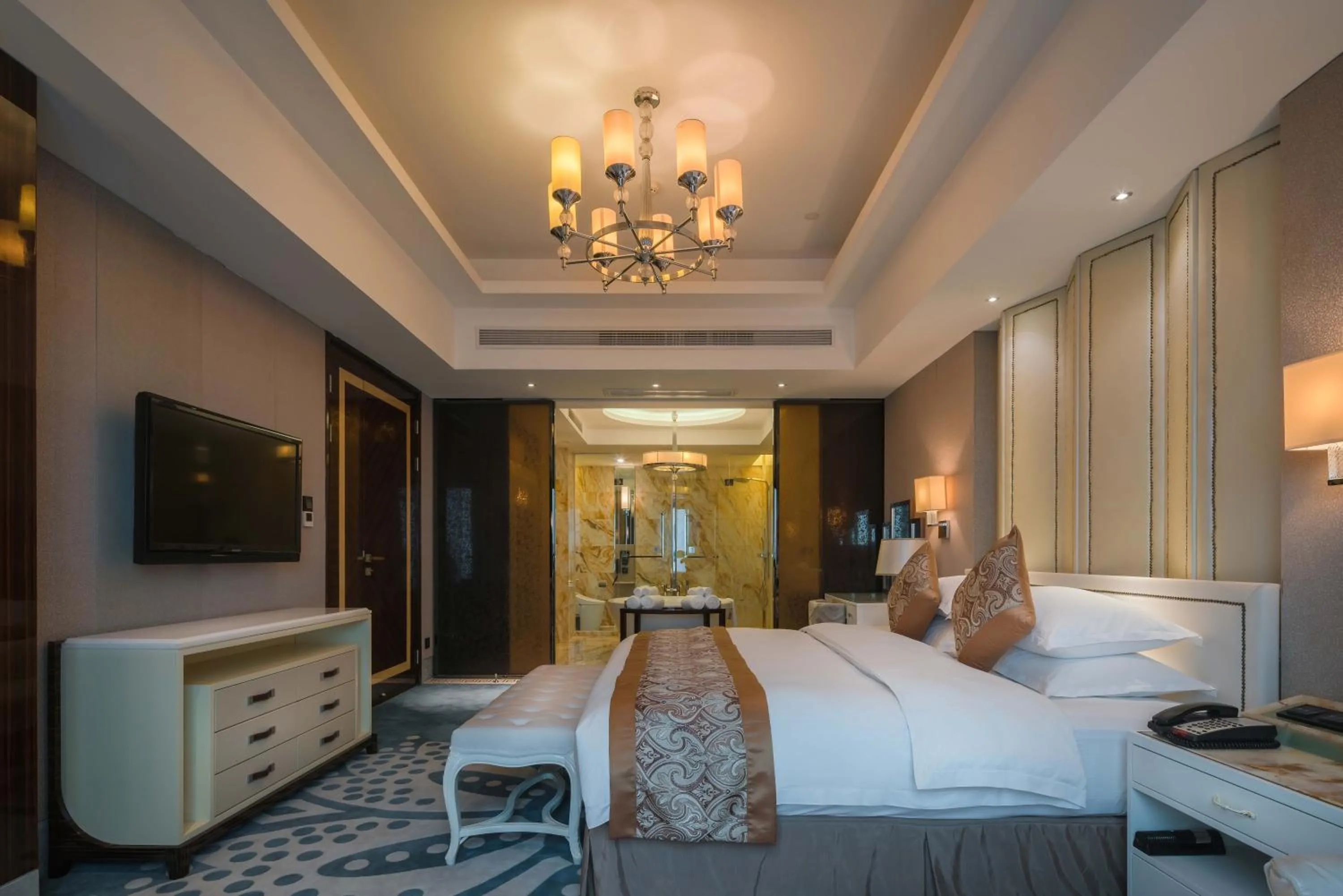 Photo of the whole room, Bed in Happiness Hotel