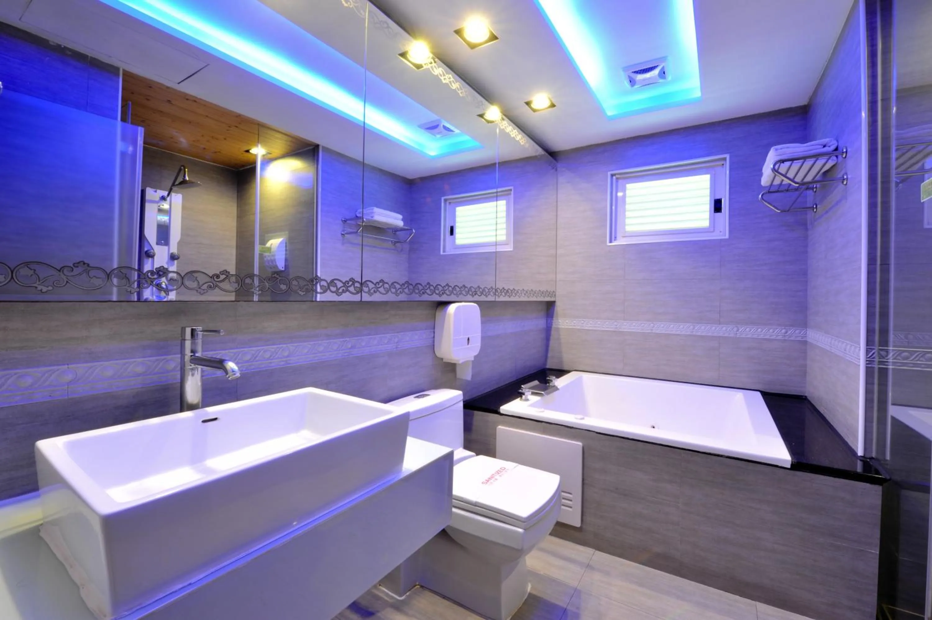 Photo of the whole room in ZJ Motel