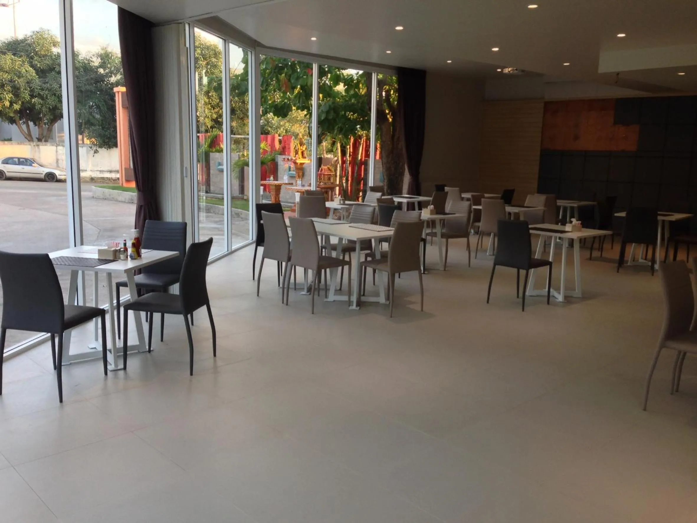 Restaurant/Places to Eat in Nice Resort Pattaya