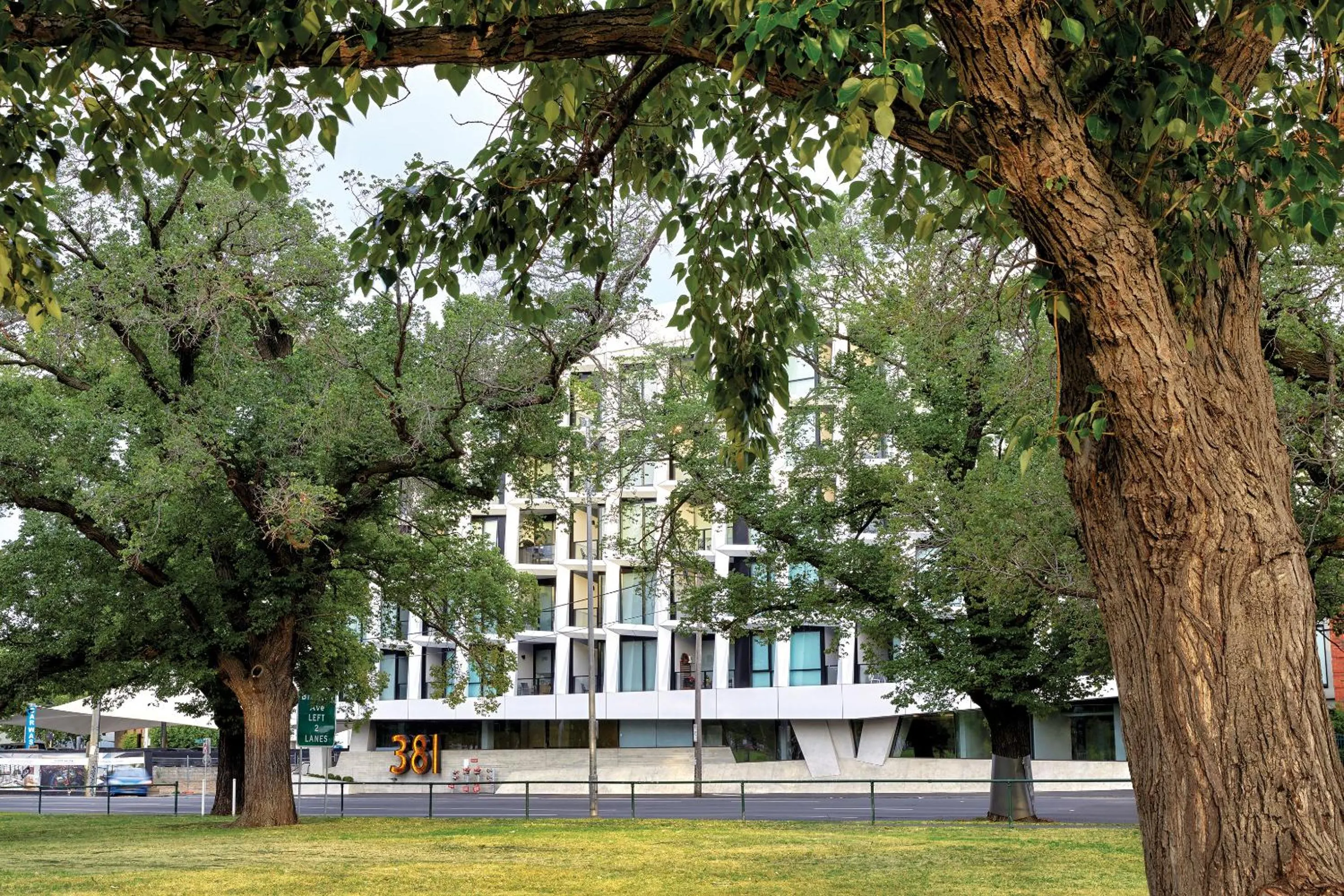 Property building in 381 Cremorne