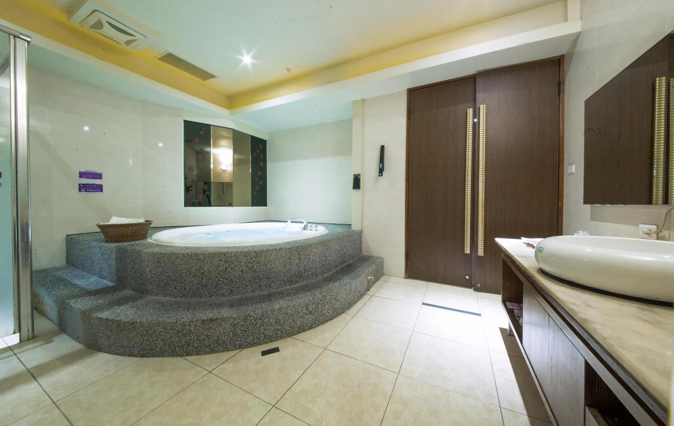 Bathroom, Bed in Wsb Motel-Rende