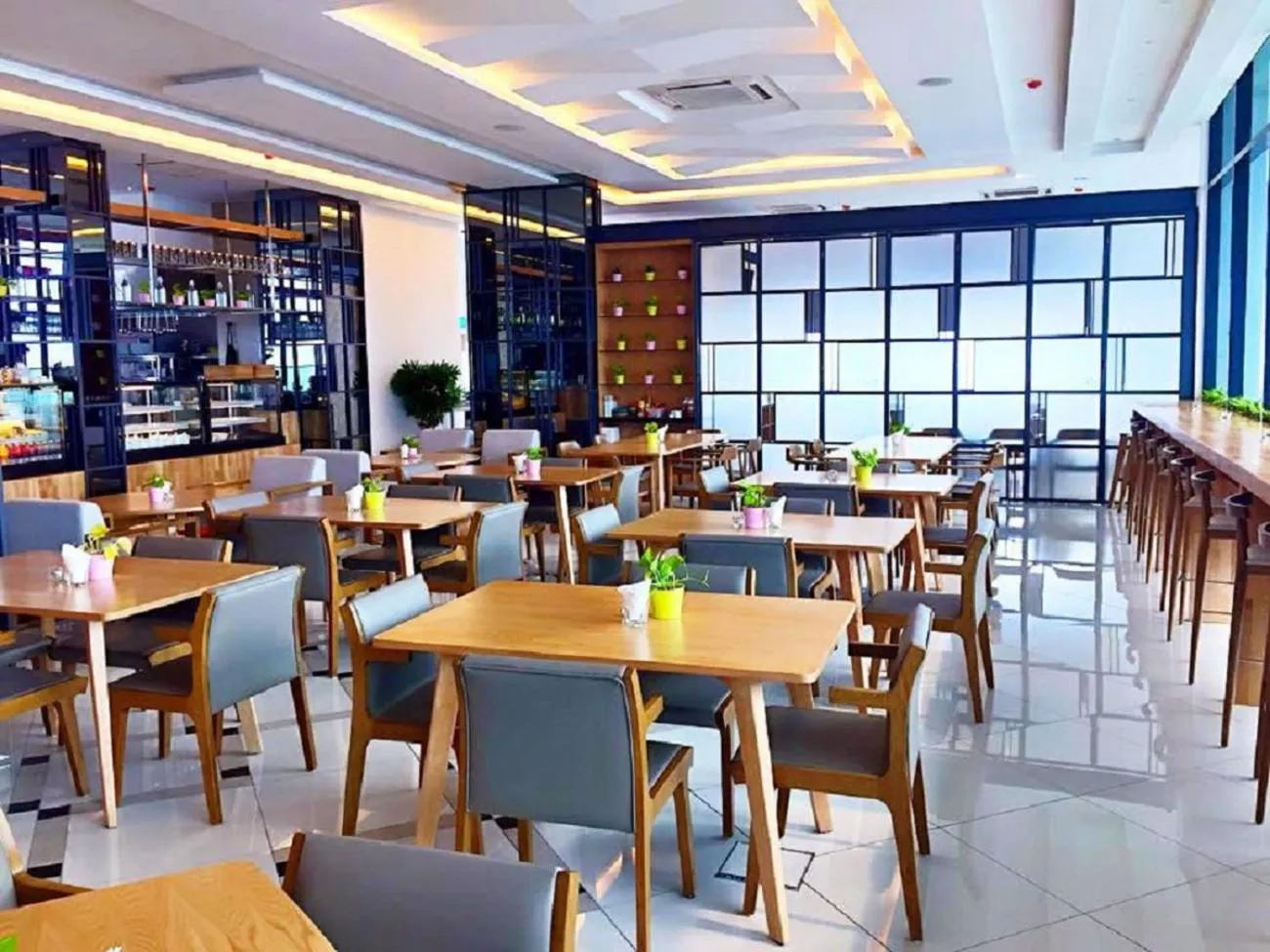 Restaurant/places to eat in The Shore Hotel & Residences